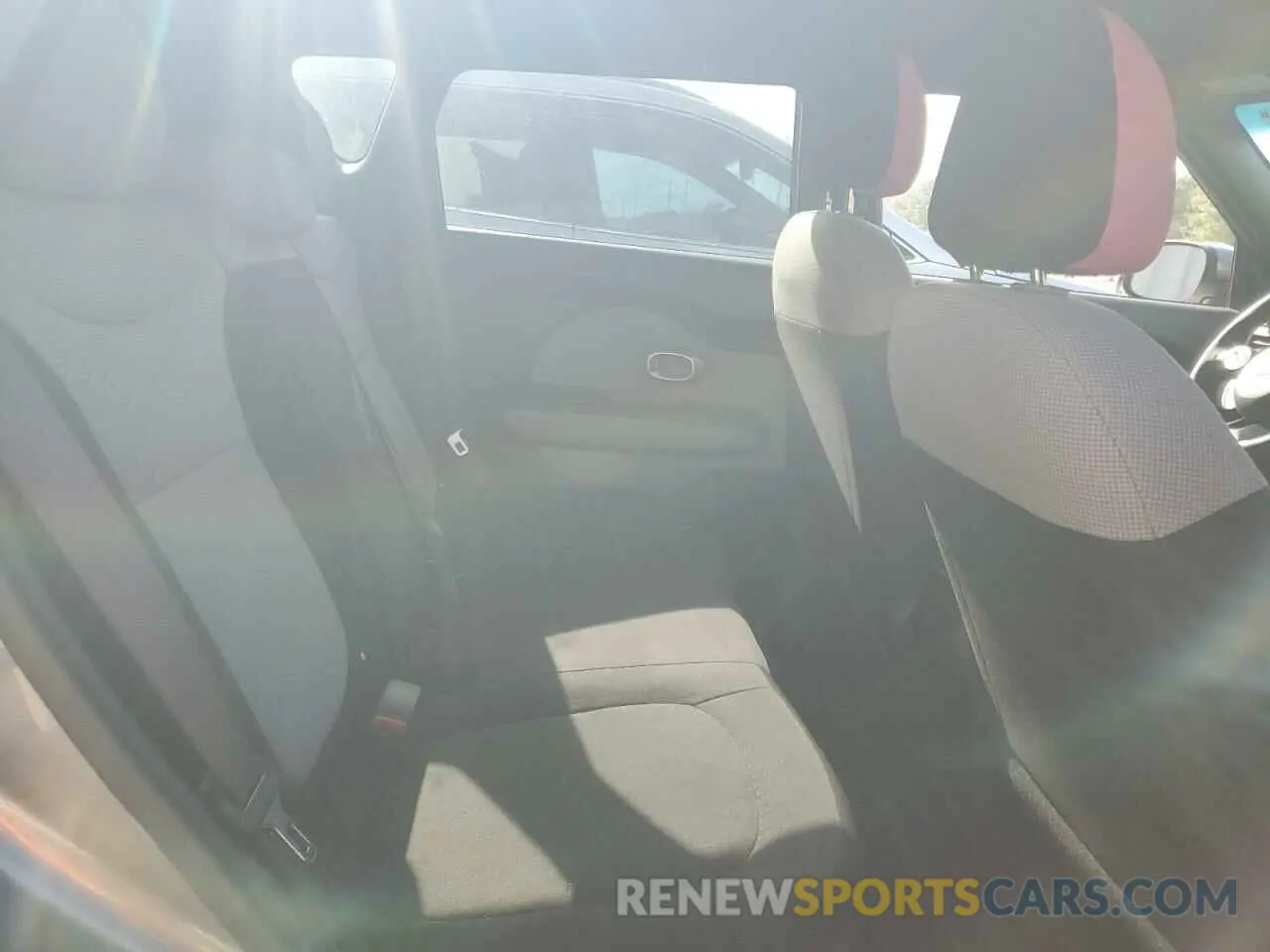 10 Photograph of a damaged car KNDJN2A2XK7670568 KIA SOUL 2019