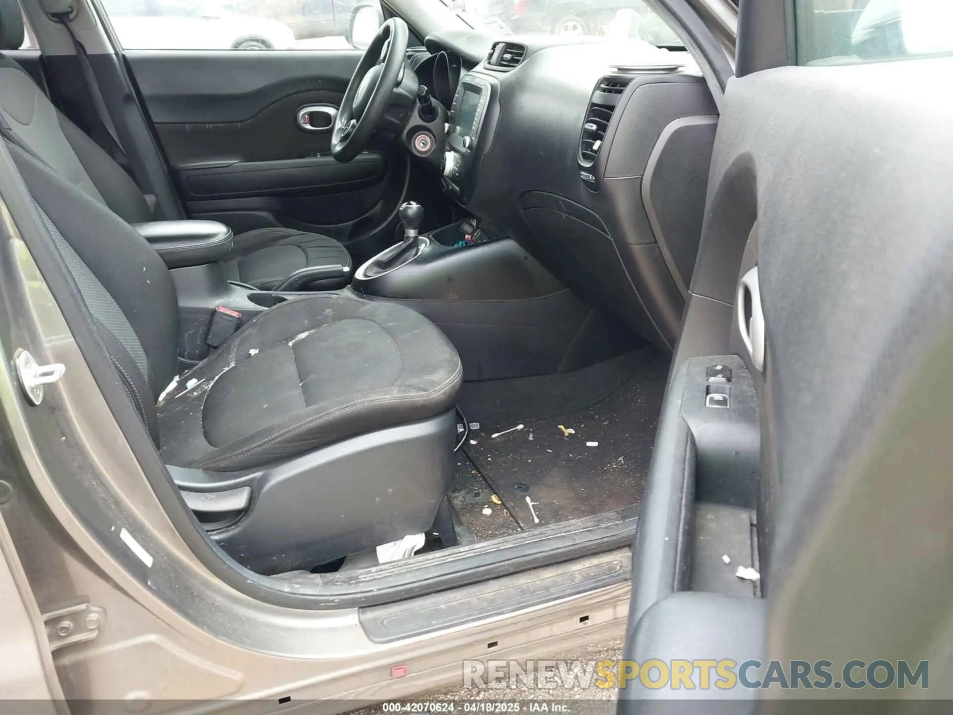 5 Photograph of a damaged car KNDJP3A58K7021748 KIA SOUL 2019