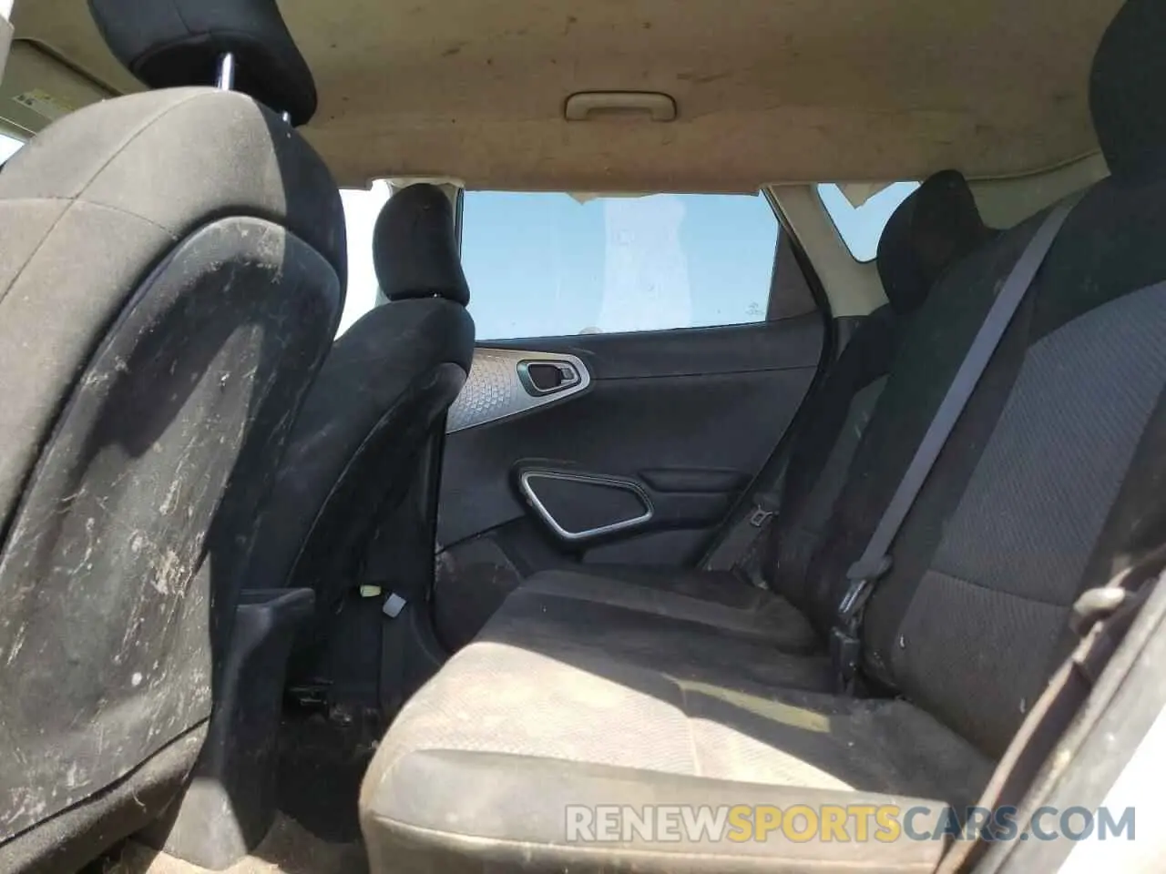 10 Photograph of a damaged car KNDJ22AU1L7021687 KIA SOUL 2020
