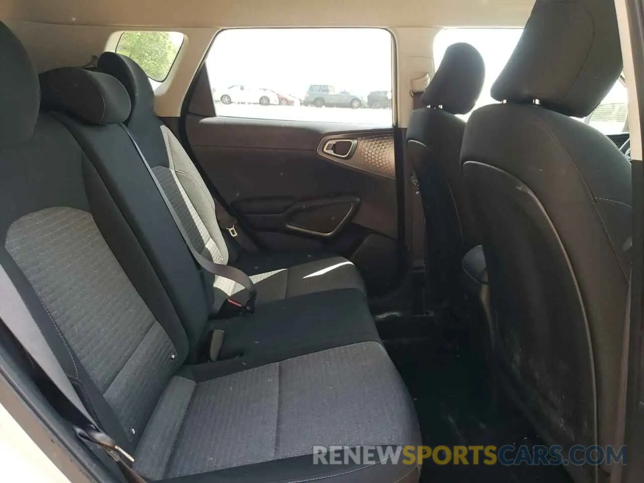 10 Photograph of a damaged car KNDJ23AU1L7007424 KIA SOUL 2020