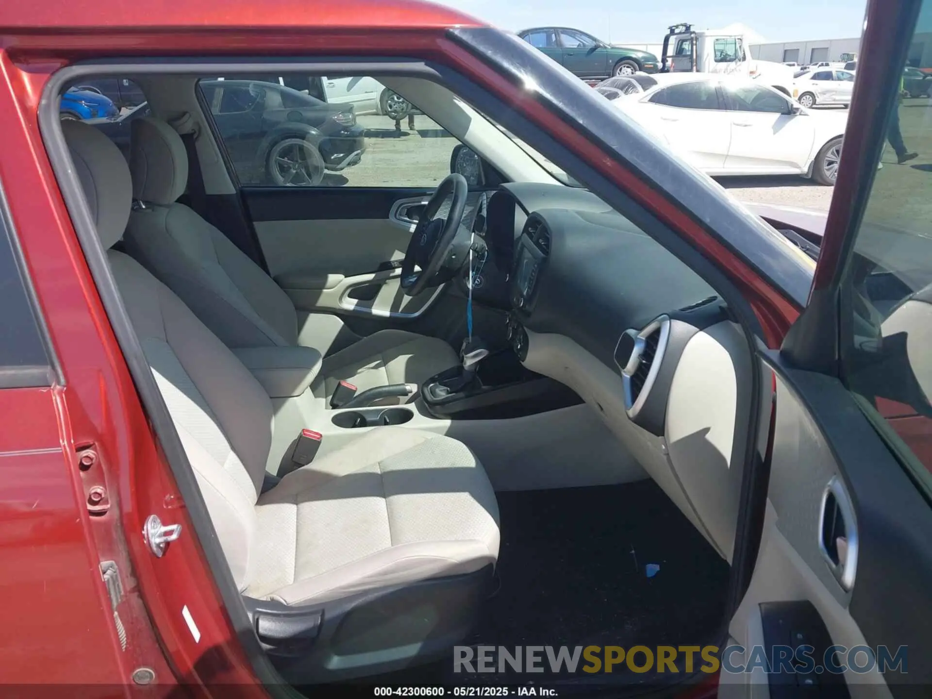 5 Photograph of a damaged car KNDJ23AU1L7114585 KIA SOUL 2020