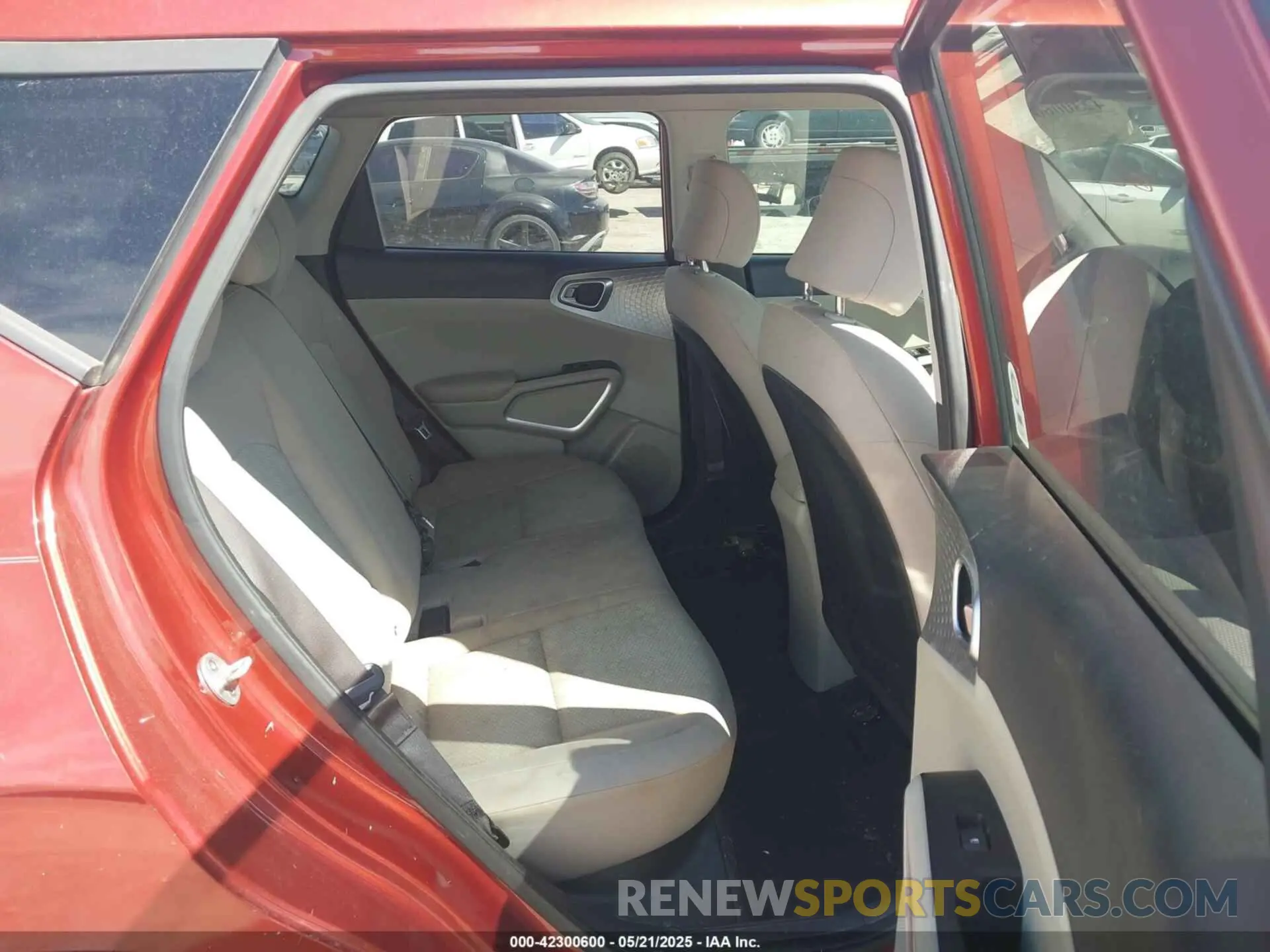 8 Photograph of a damaged car KNDJ23AU1L7114585 KIA SOUL 2020
