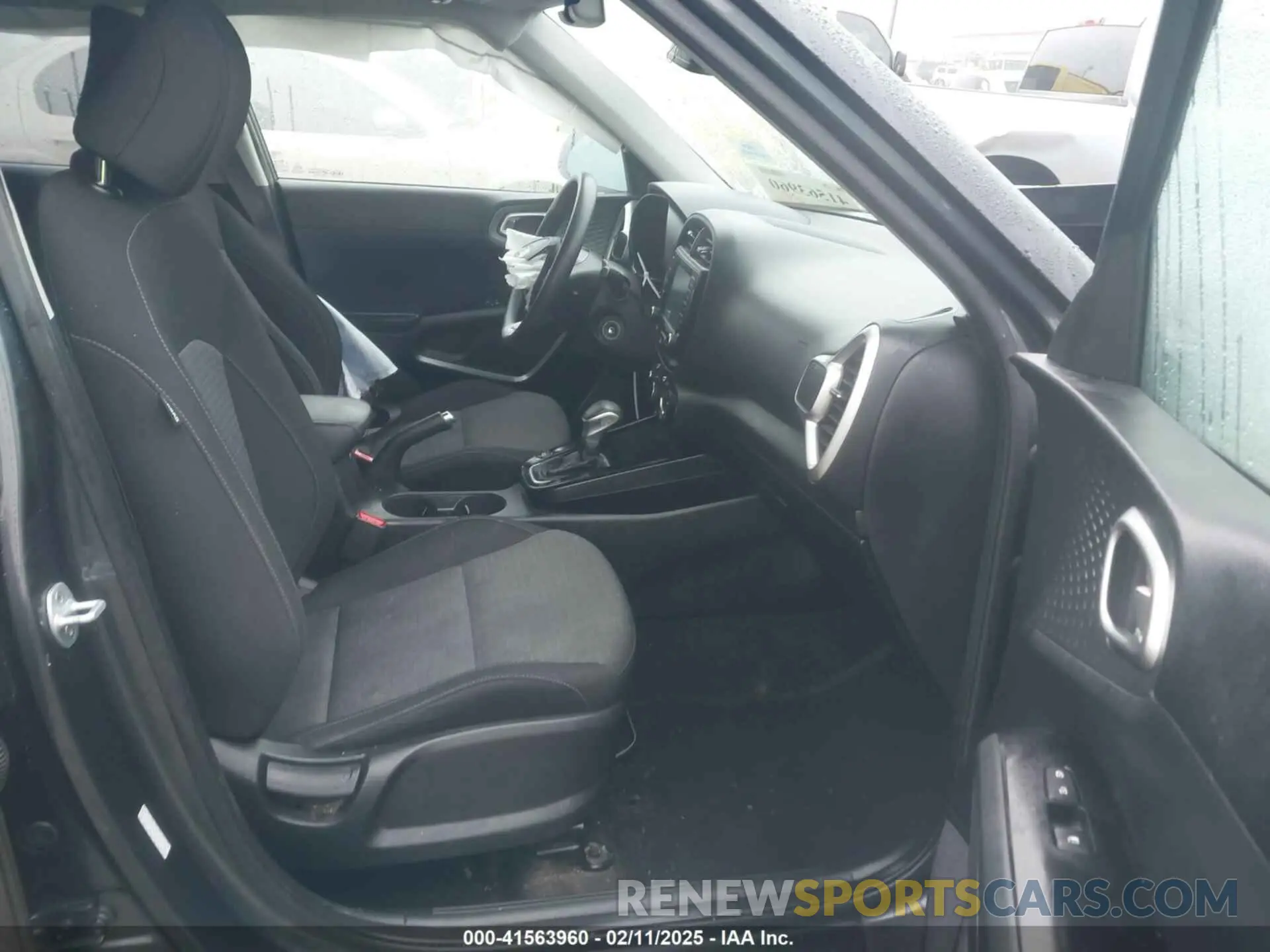 5 Photograph of a damaged car KNDJ23AU2L7001180 KIA SOUL 2020