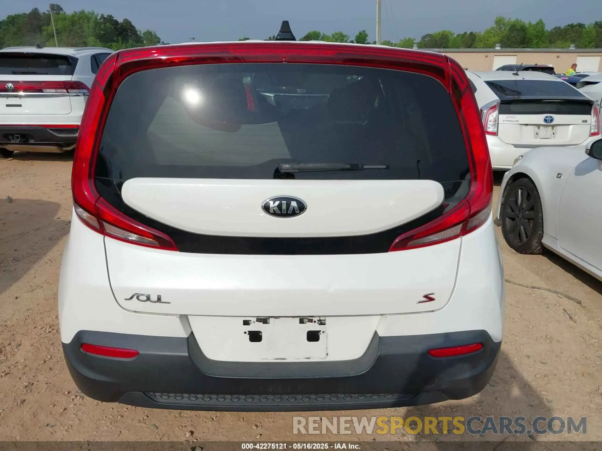 16 Photograph of a damaged car KNDJ23AU2L7735687 KIA SOUL 2020