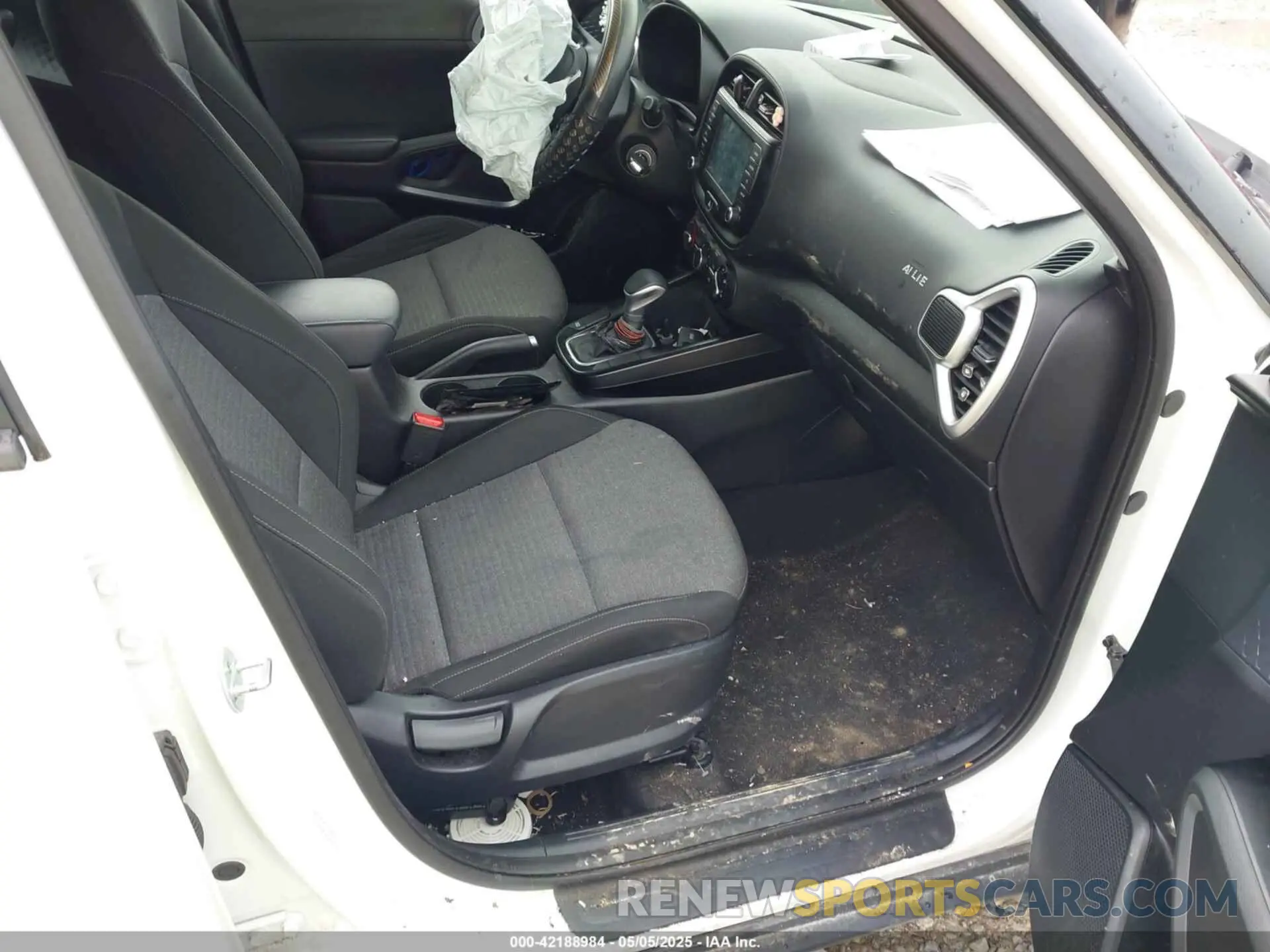 5 Photograph of a damaged car KNDJ23AU3L7017808 KIA SOUL 2020