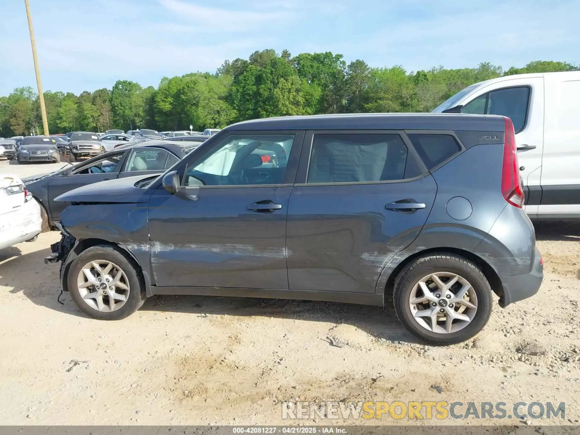 13 Photograph of a damaged car KNDJ23AU7L7004317 KIA SOUL 2020