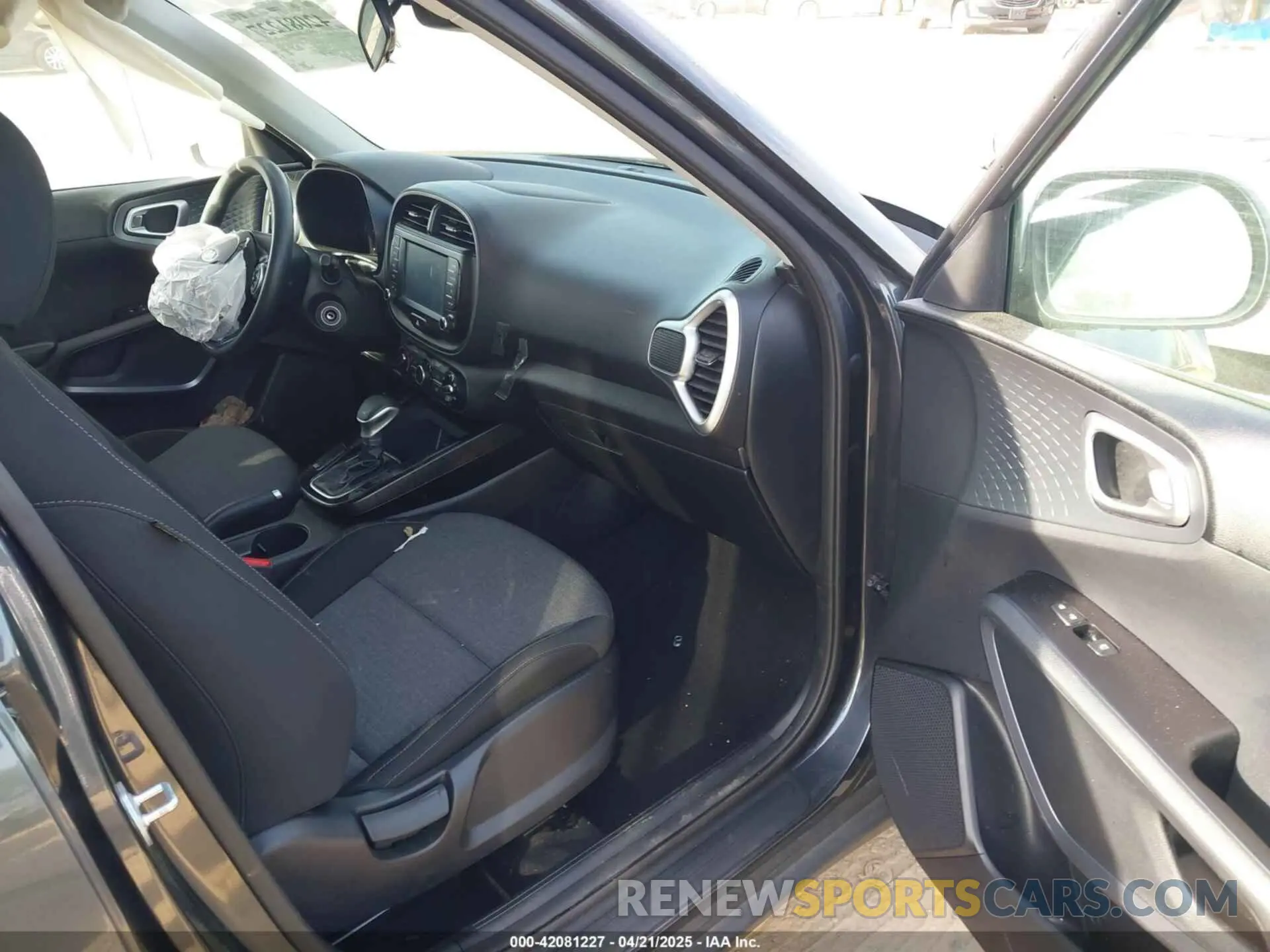 5 Photograph of a damaged car KNDJ23AU7L7004317 KIA SOUL 2020