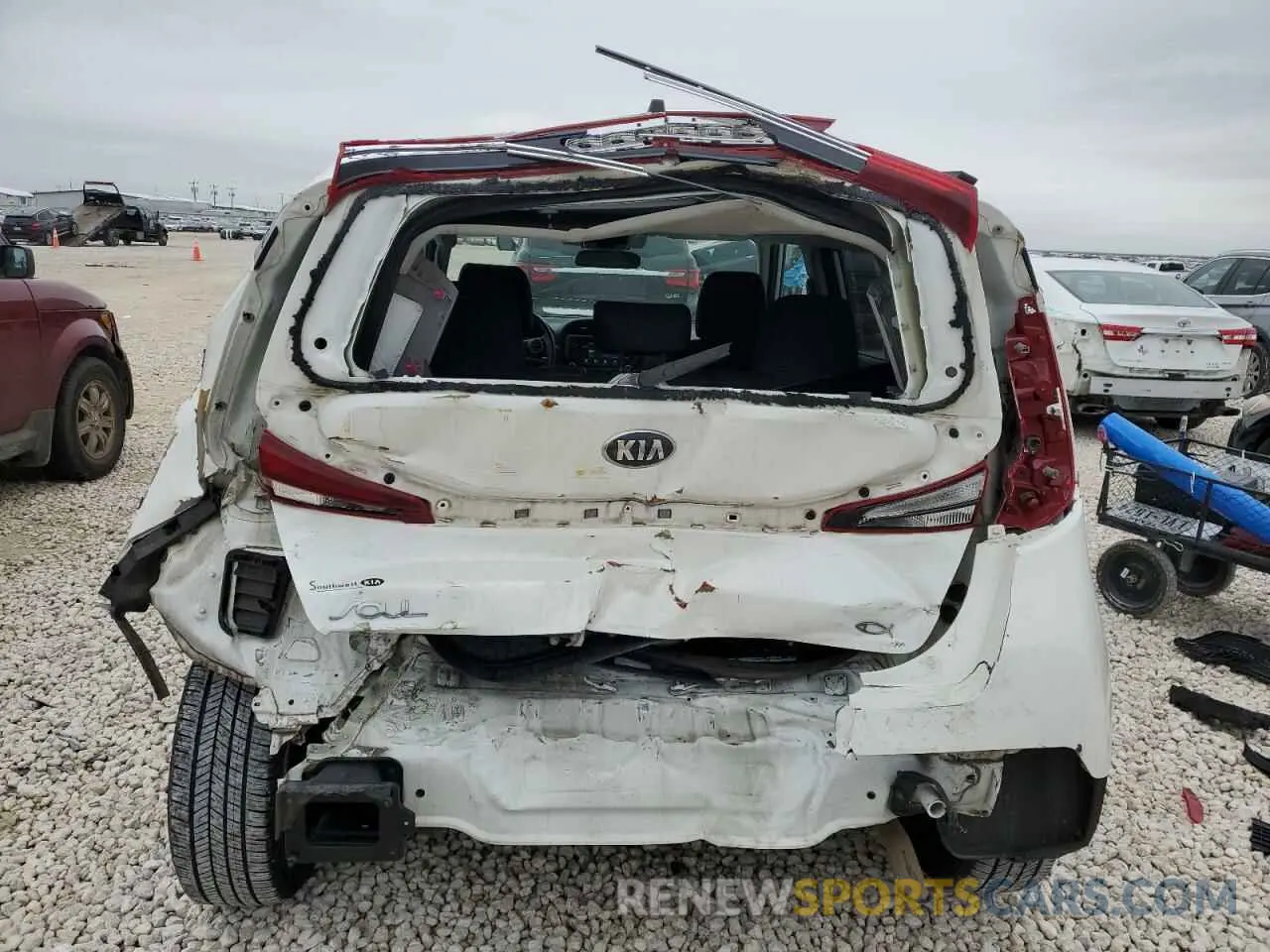 6 Photograph of a damaged car KNDJ23AU8L7066373 KIA SOUL 2020