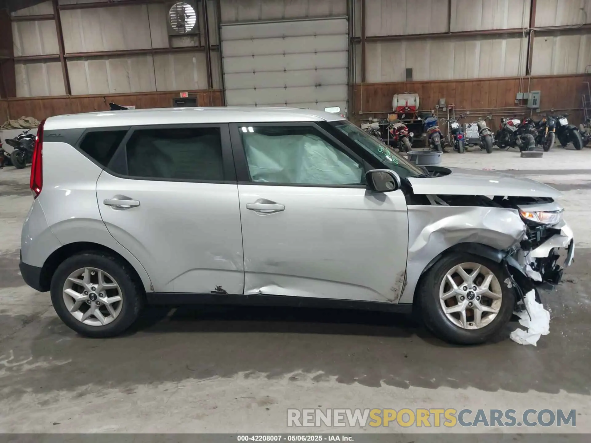 17 Photograph of a damaged car KNDJ23AU8L7720076 KIA SOUL 2020
