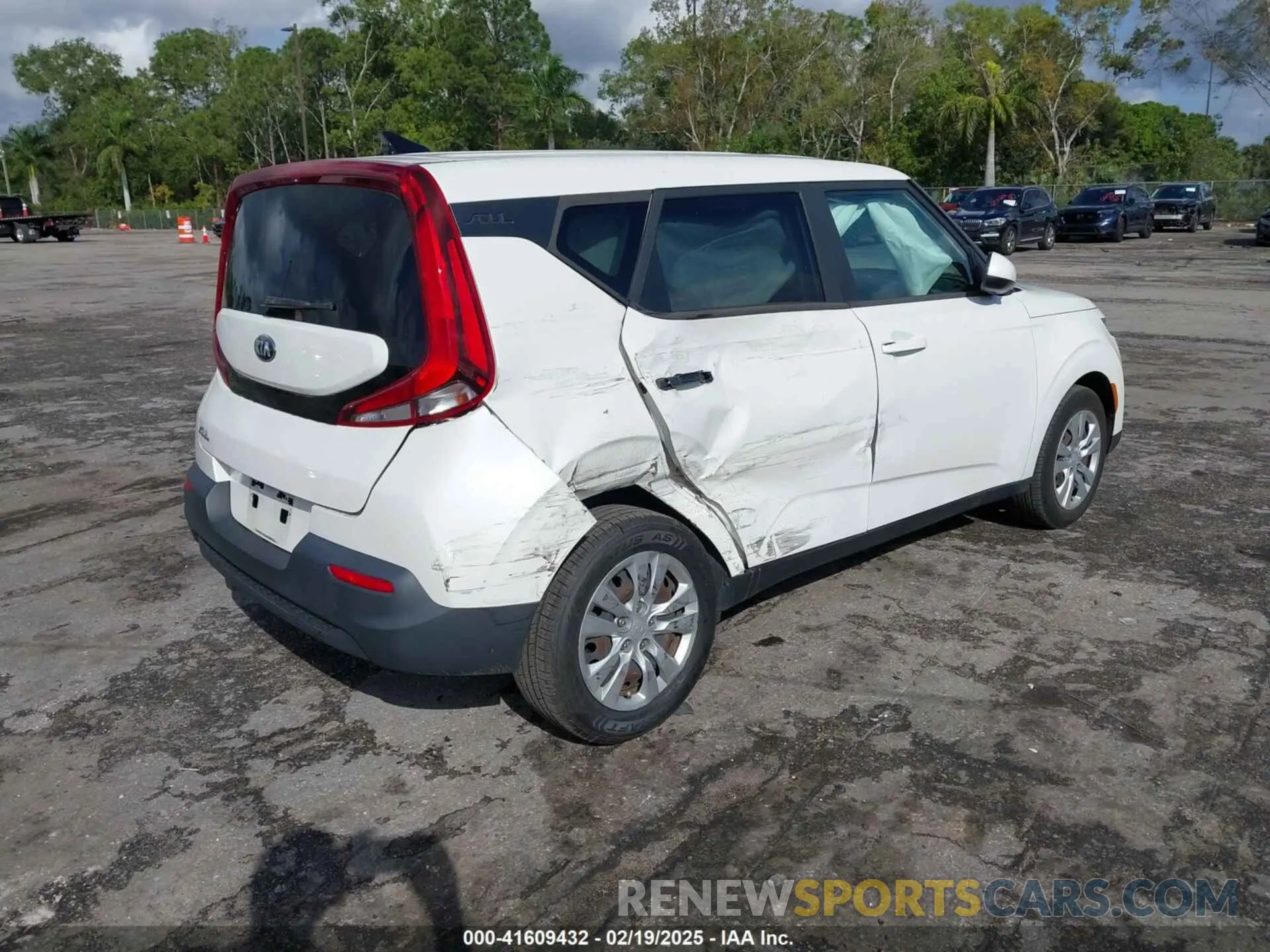 4 Photograph of a damaged car KNDJ23AU9L7069637 KIA SOUL 2020