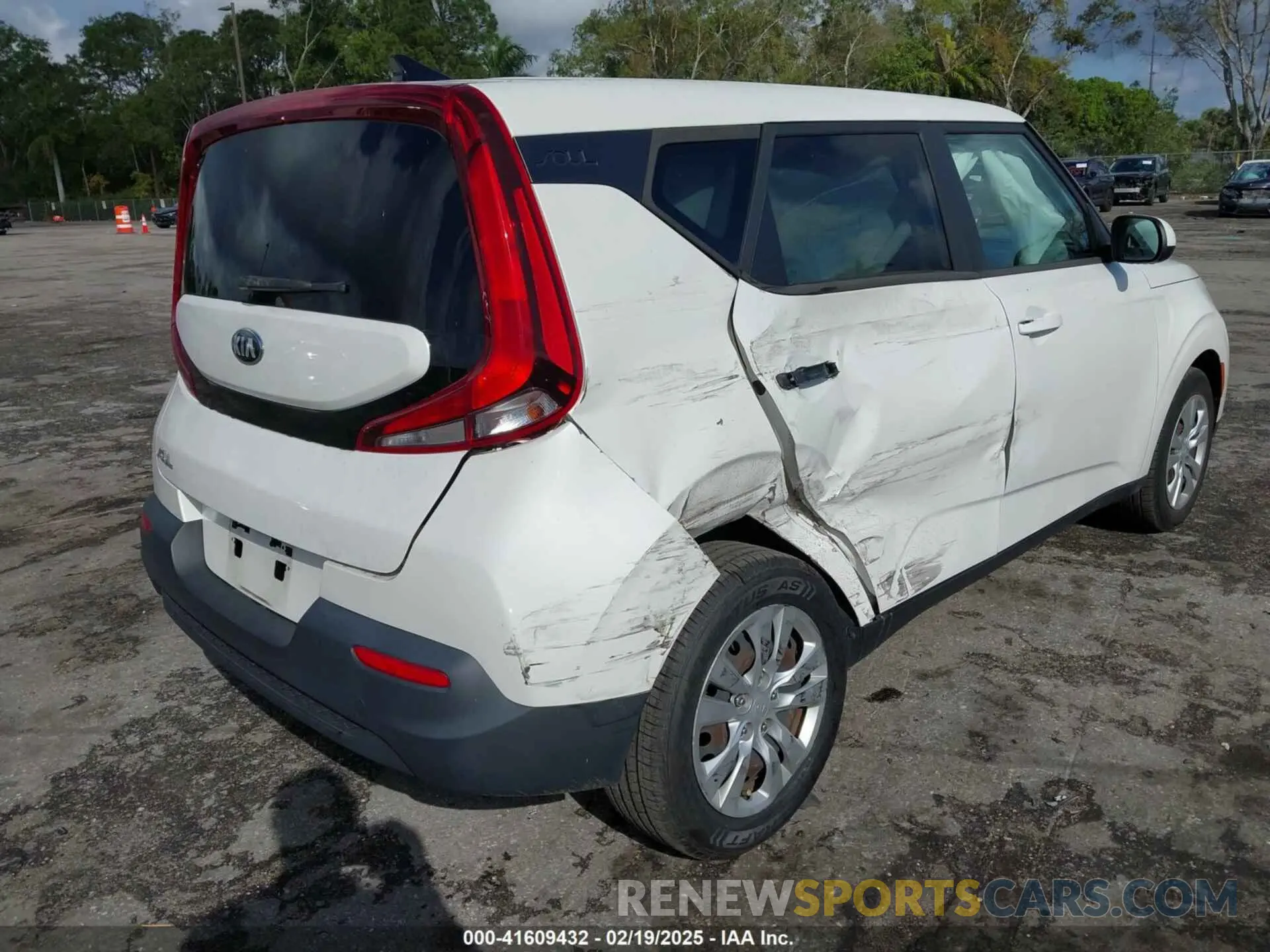 6 Photograph of a damaged car KNDJ23AU9L7069637 KIA SOUL 2020
