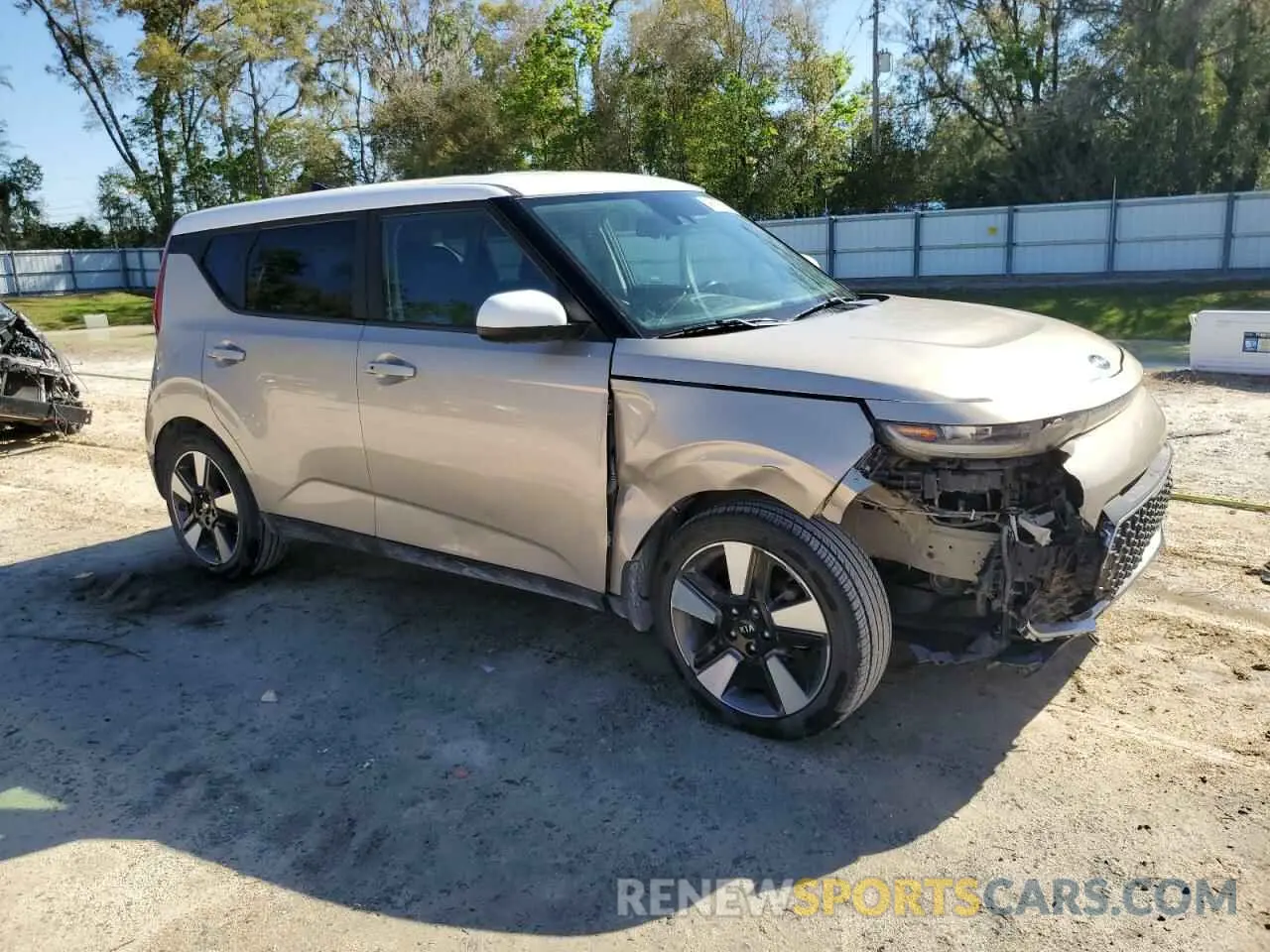 4 Photograph of a damaged car KNDJ33AU0L7036636 KIA SOUL 2020