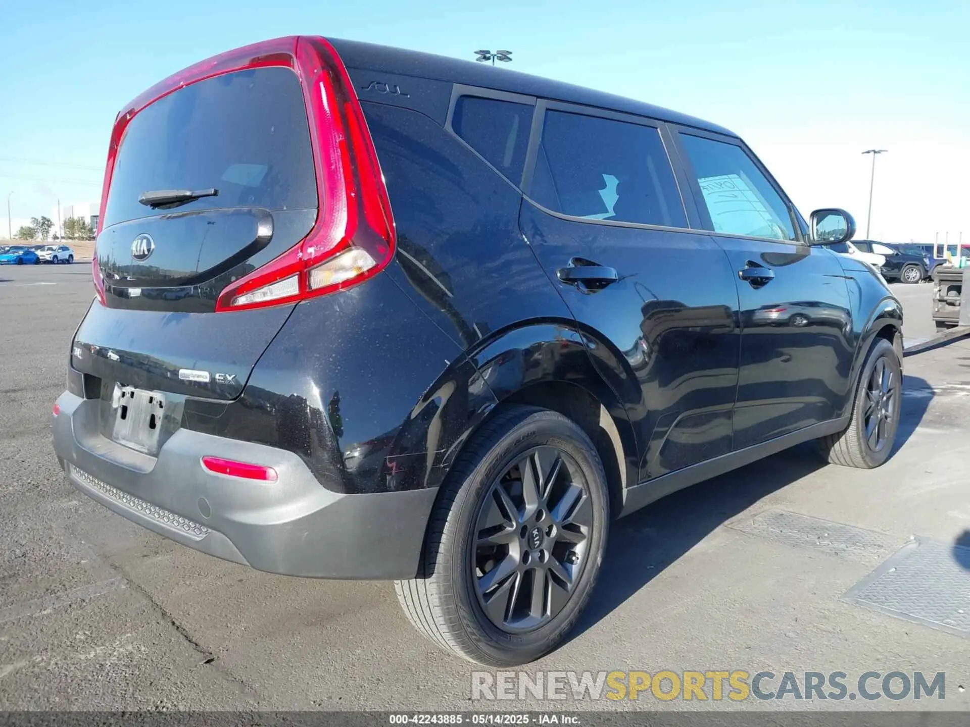 4 Photograph of a damaged car KNDJ33AU2L7028103 KIA SOUL 2020