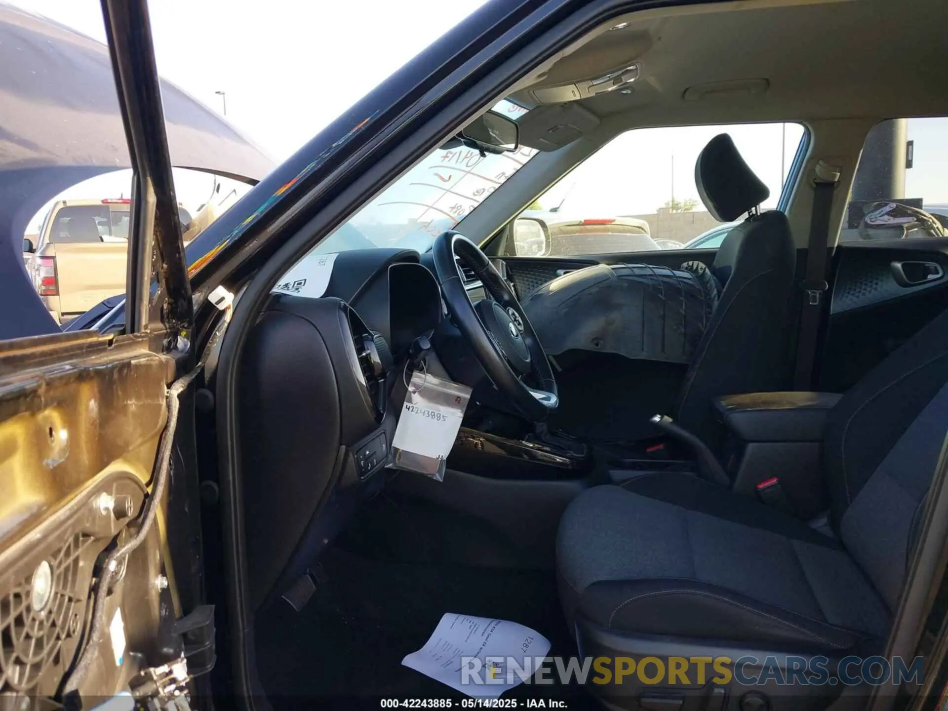 5 Photograph of a damaged car KNDJ33AU2L7028103 KIA SOUL 2020