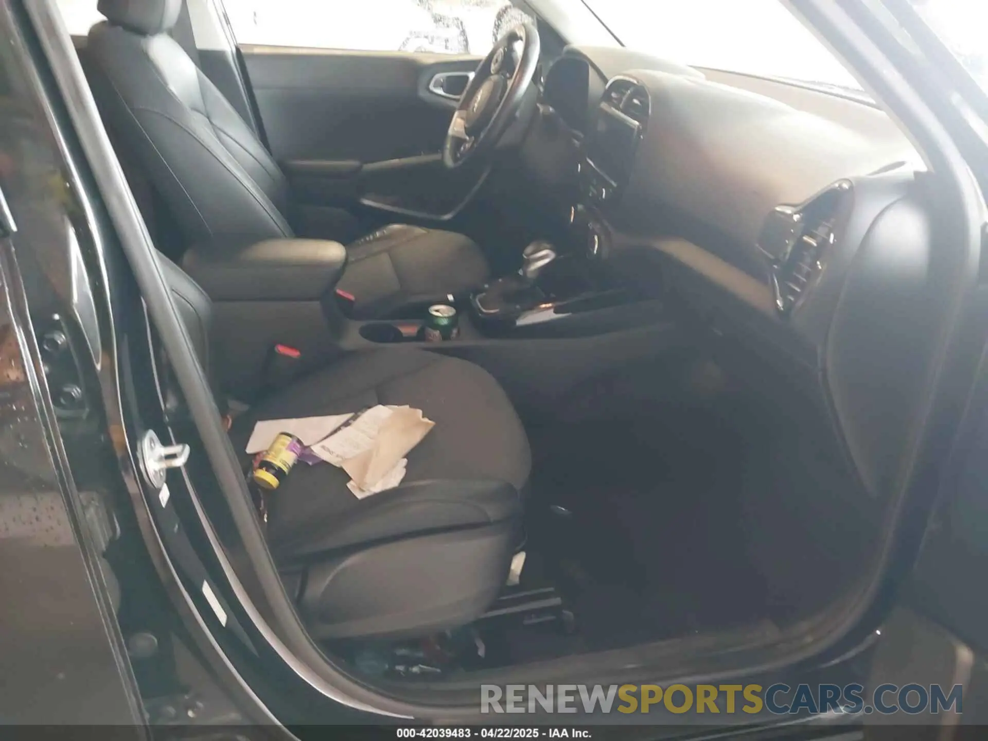 5 Photograph of a damaged car KNDJ33AU2L7049470 KIA SOUL 2020