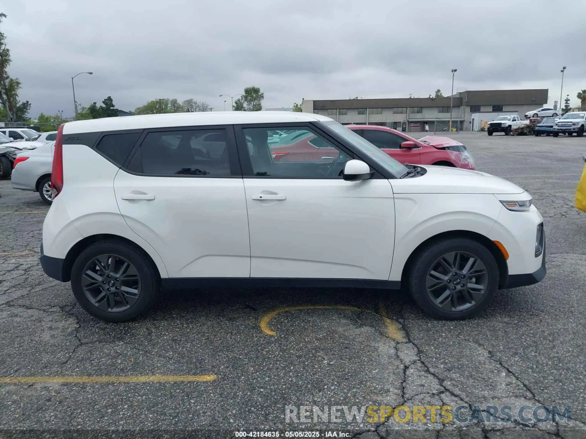 13 Photograph of a damaged car KNDJ33AU2L7723407 KIA SOUL 2020