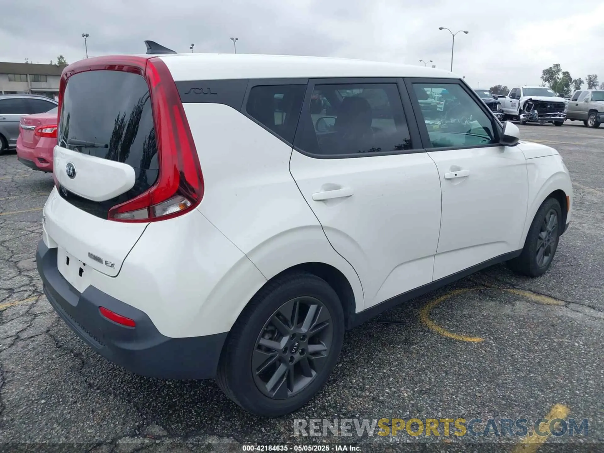 4 Photograph of a damaged car KNDJ33AU2L7723407 KIA SOUL 2020