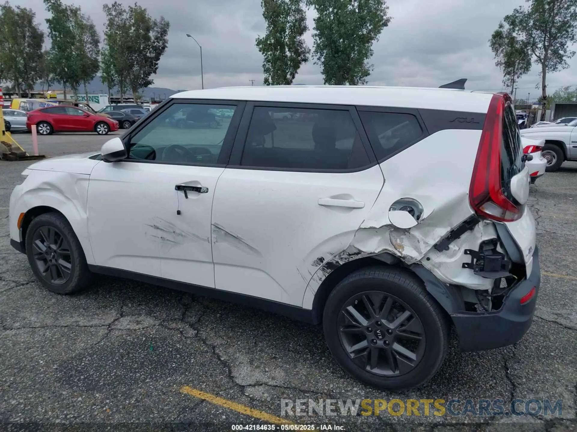 6 Photograph of a damaged car KNDJ33AU2L7723407 KIA SOUL 2020
