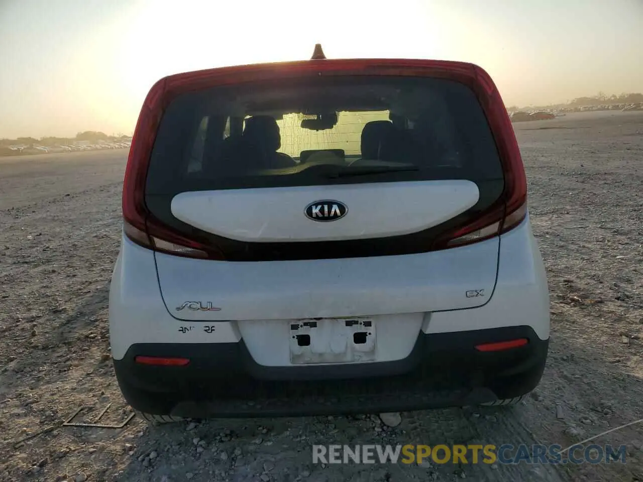 6 Photograph of a damaged car KNDJ33AU3L7023668 KIA SOUL 2020