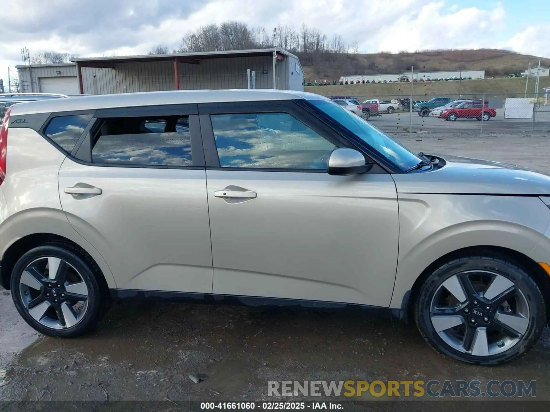 13 Photograph of a damaged car KNDJ33AU4L7068716 KIA SOUL 2020