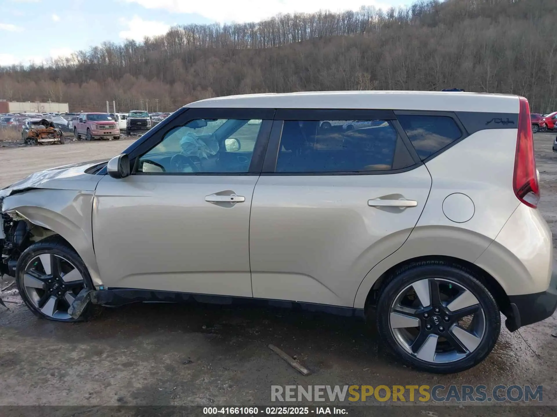 14 Photograph of a damaged car KNDJ33AU4L7068716 KIA SOUL 2020
