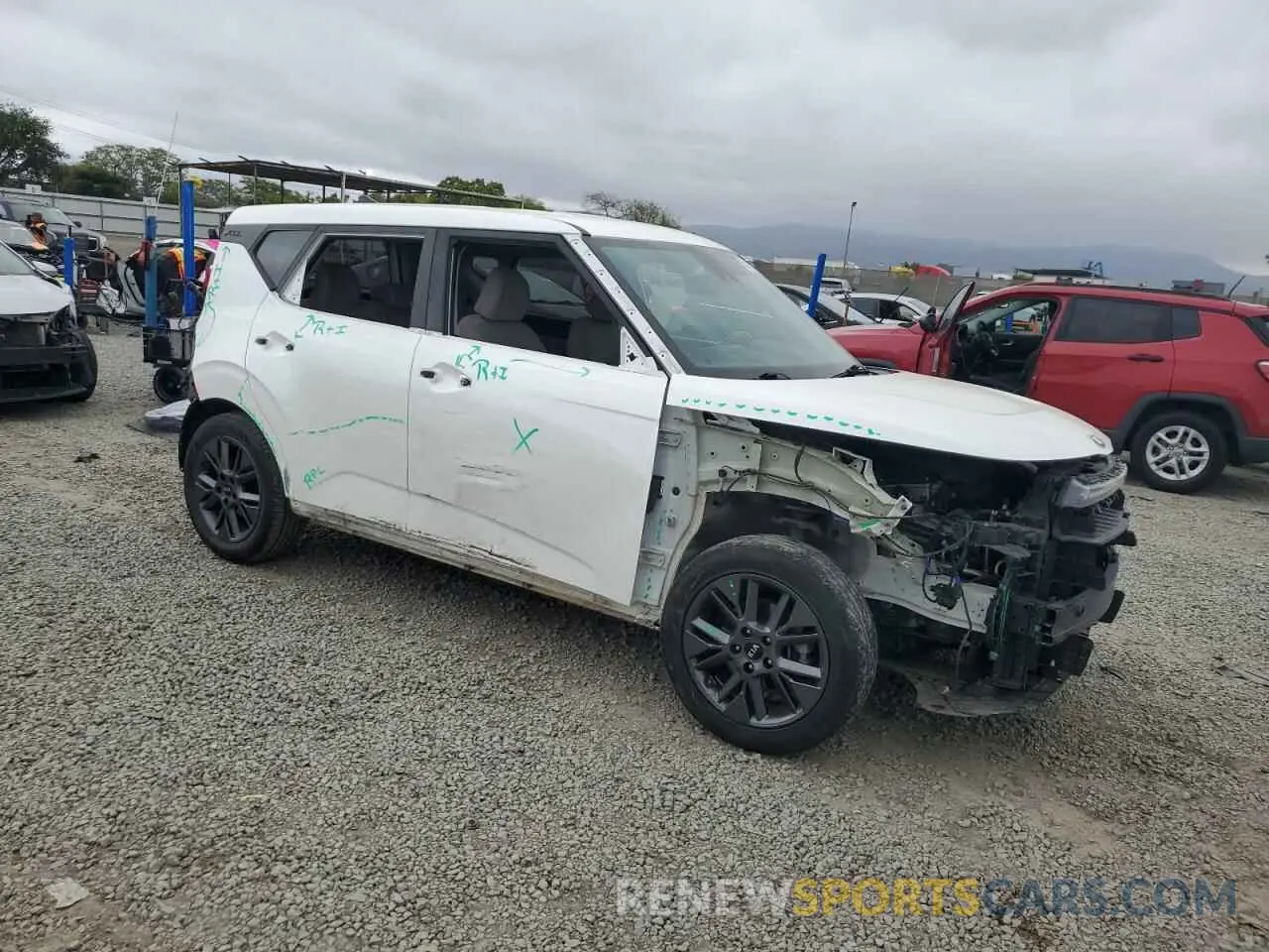 4 Photograph of a damaged car KNDJ33AU4L7712571 KIA SOUL 2020
