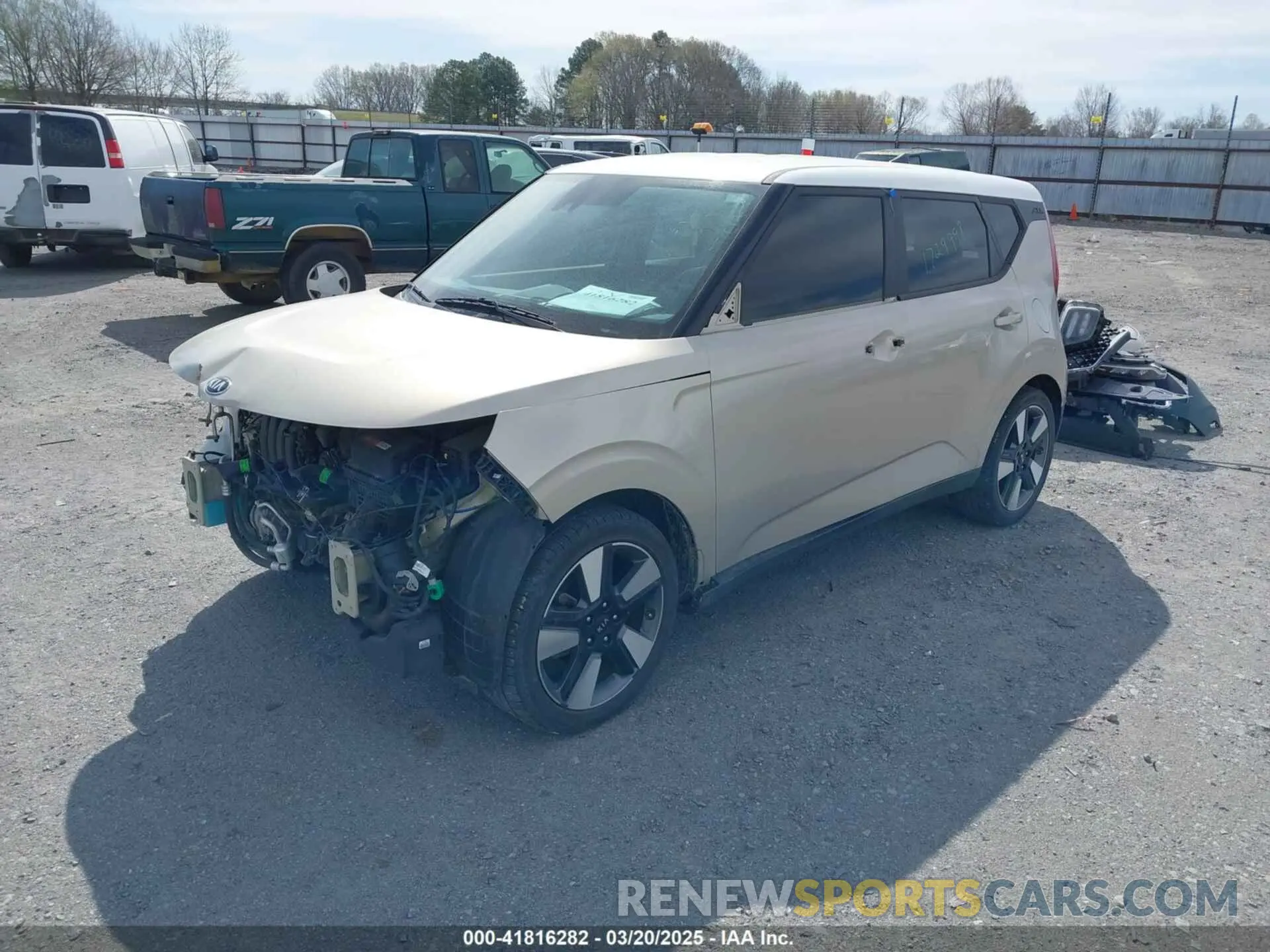 2 Photograph of a damaged car KNDJ33AU5L7073908 KIA SOUL 2020