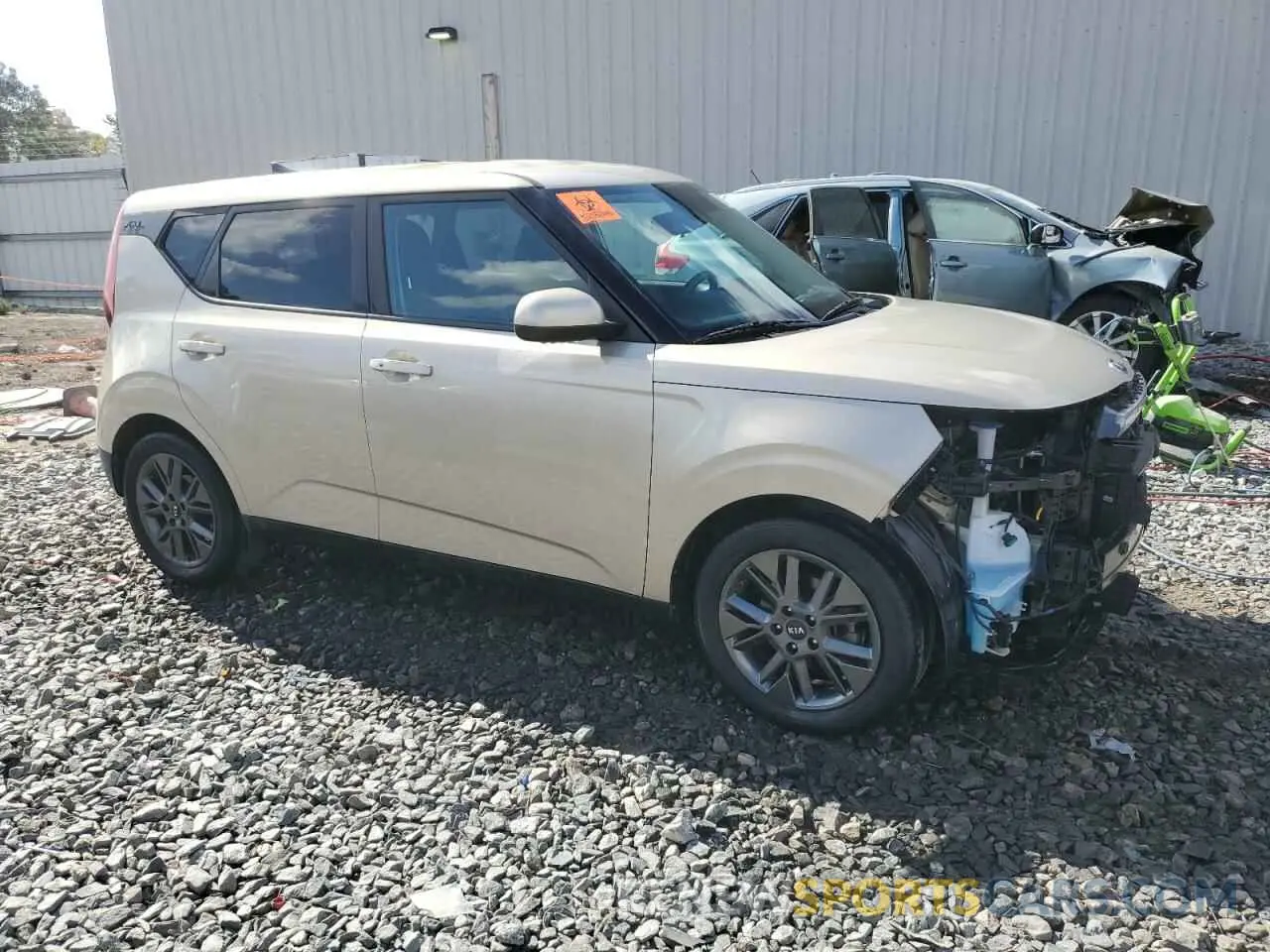 4 Photograph of a damaged car KNDJ33AU5L7081619 KIA SOUL 2020