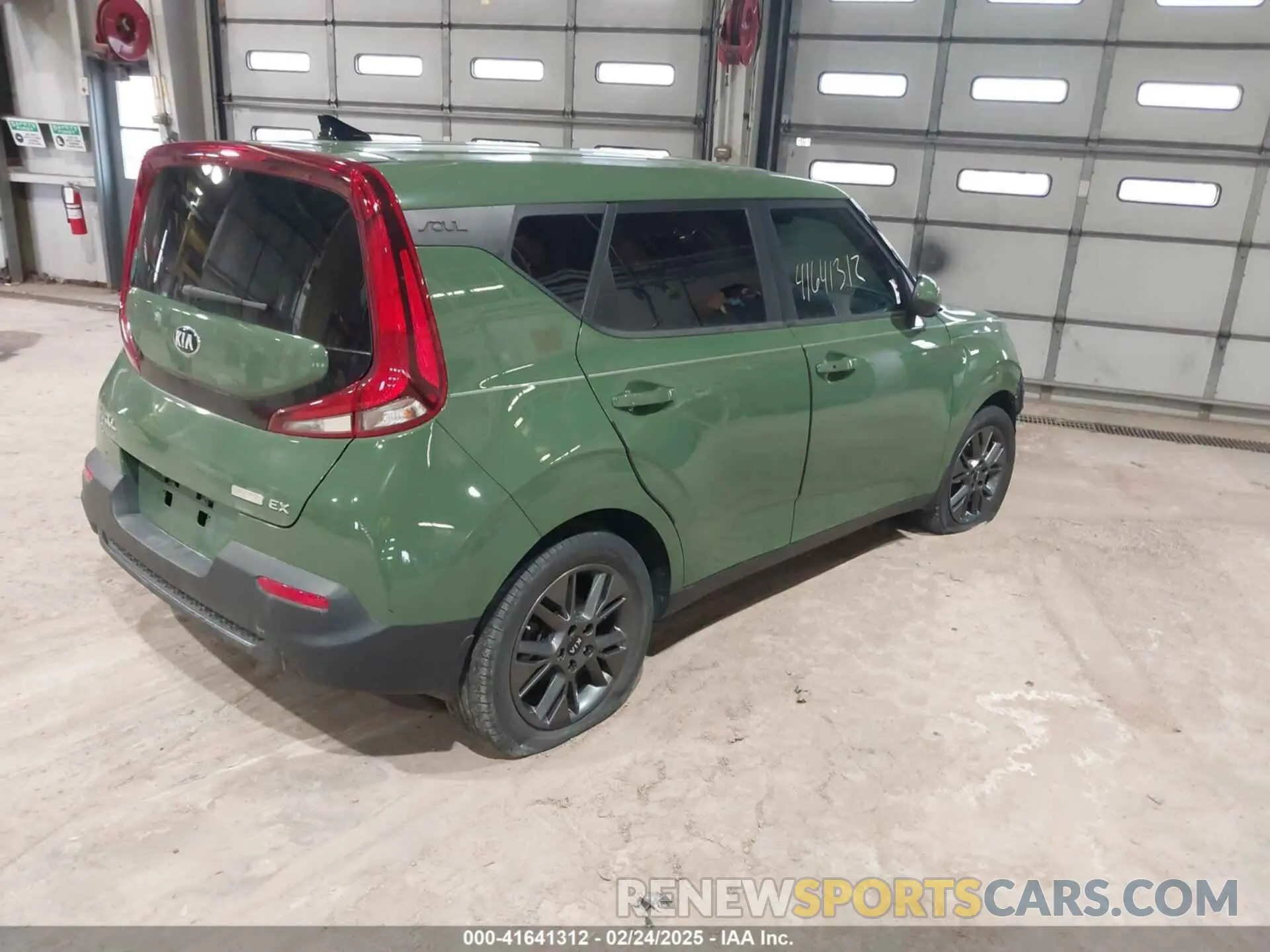 4 Photograph of a damaged car KNDJ33AU5L7101593 KIA SOUL 2020
