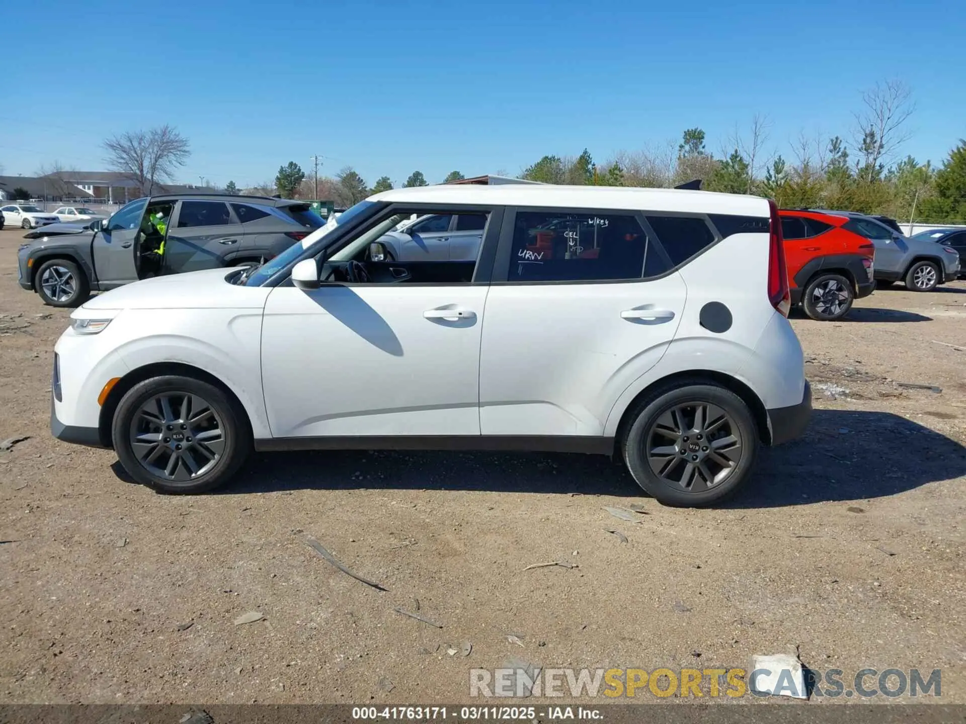 14 Photograph of a damaged car KNDJ33AU8L7075233 KIA SOUL 2020