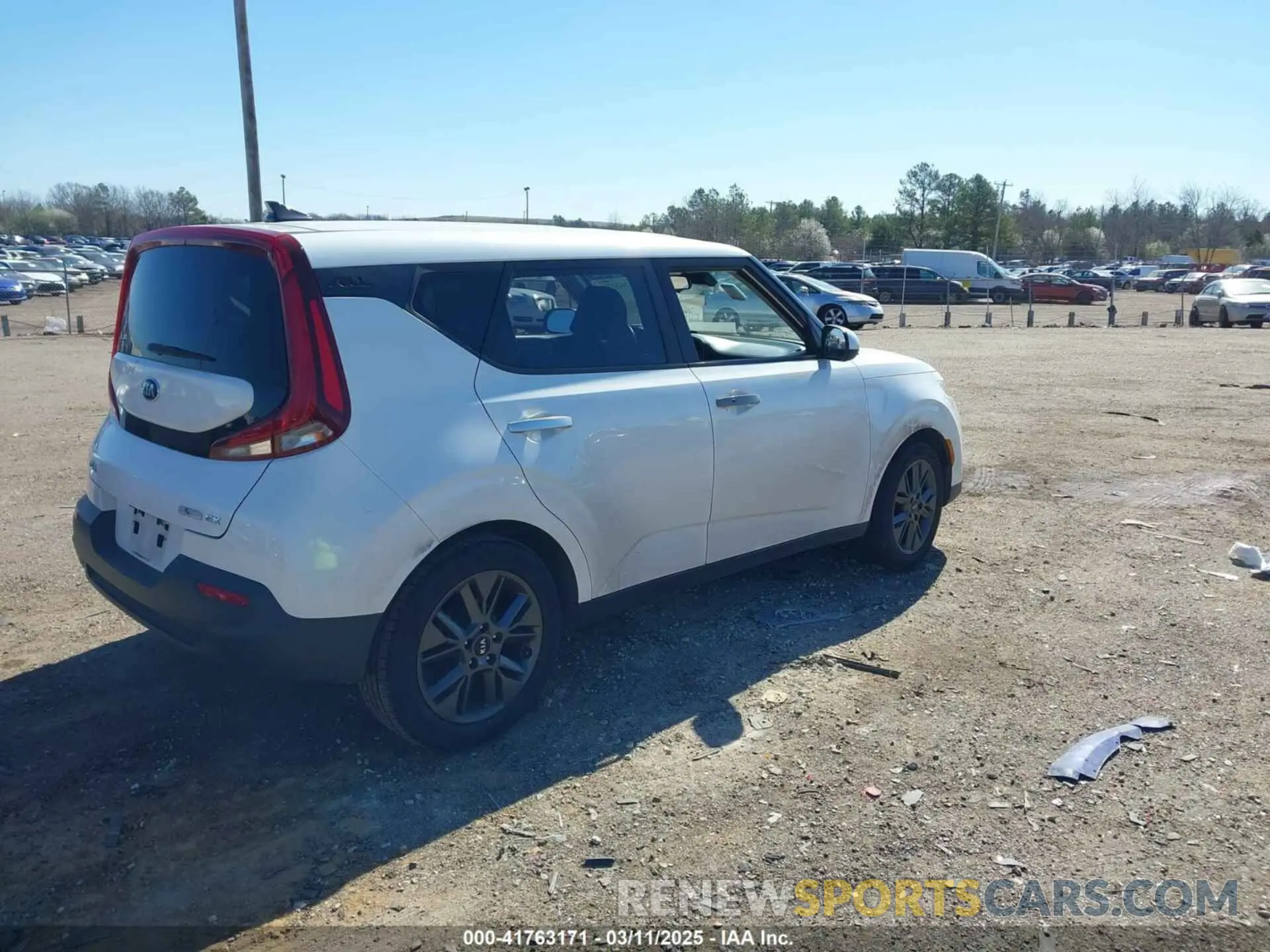 4 Photograph of a damaged car KNDJ33AU8L7075233 KIA SOUL 2020