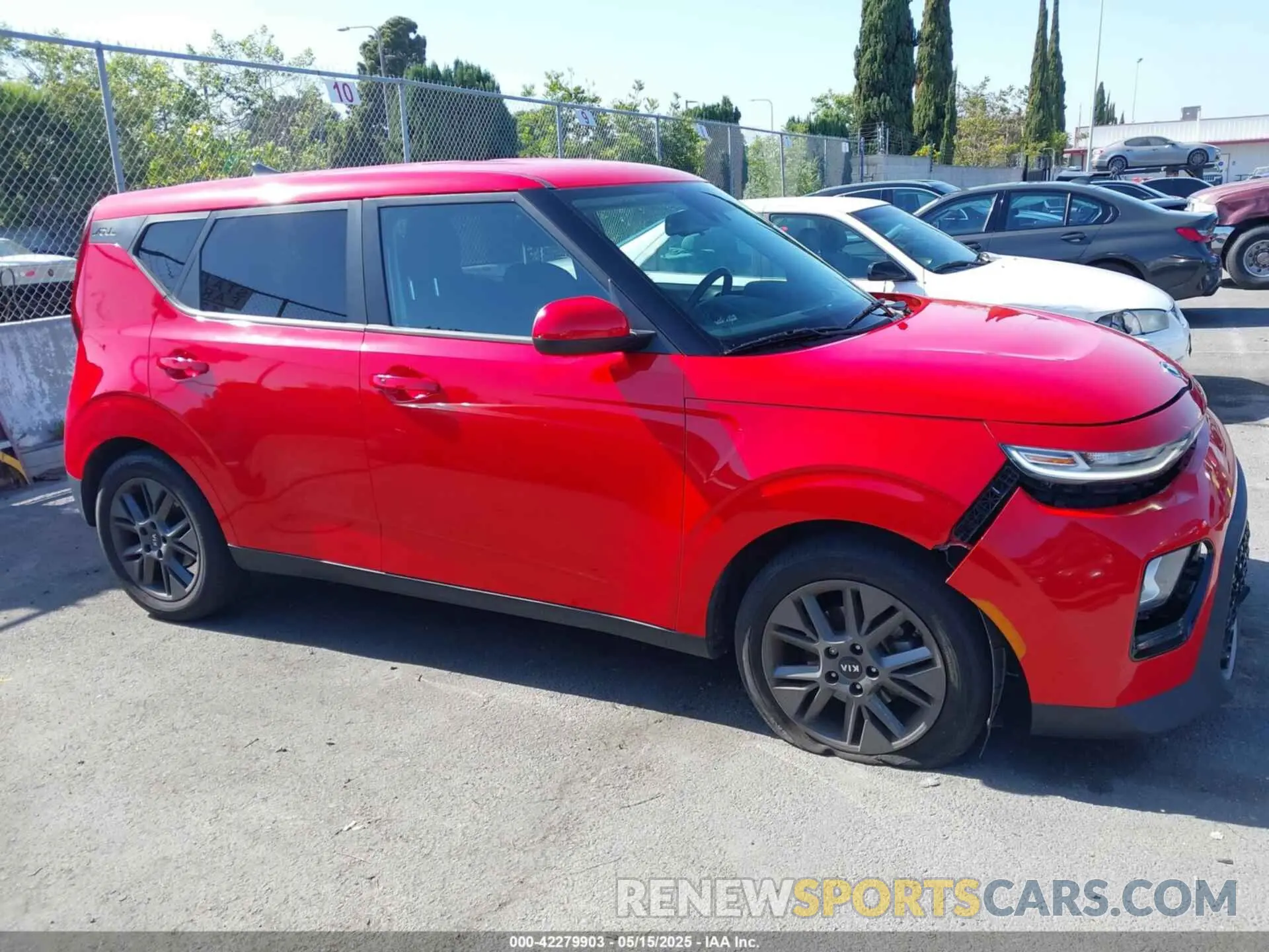 13 Photograph of a damaged car KNDJ33AU8L7701704 KIA SOUL 2020