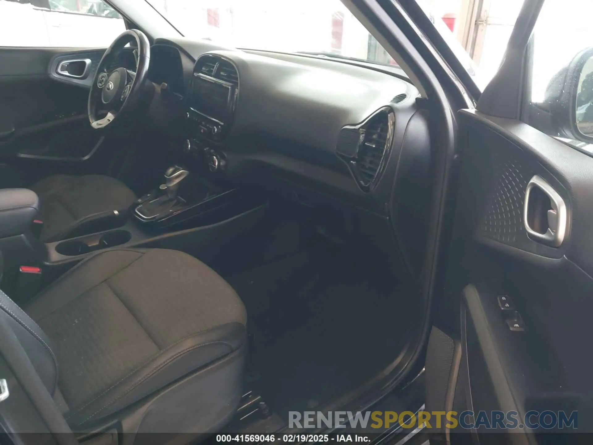5 Photograph of a damaged car KNDJ33AUXL7087223 KIA SOUL 2020