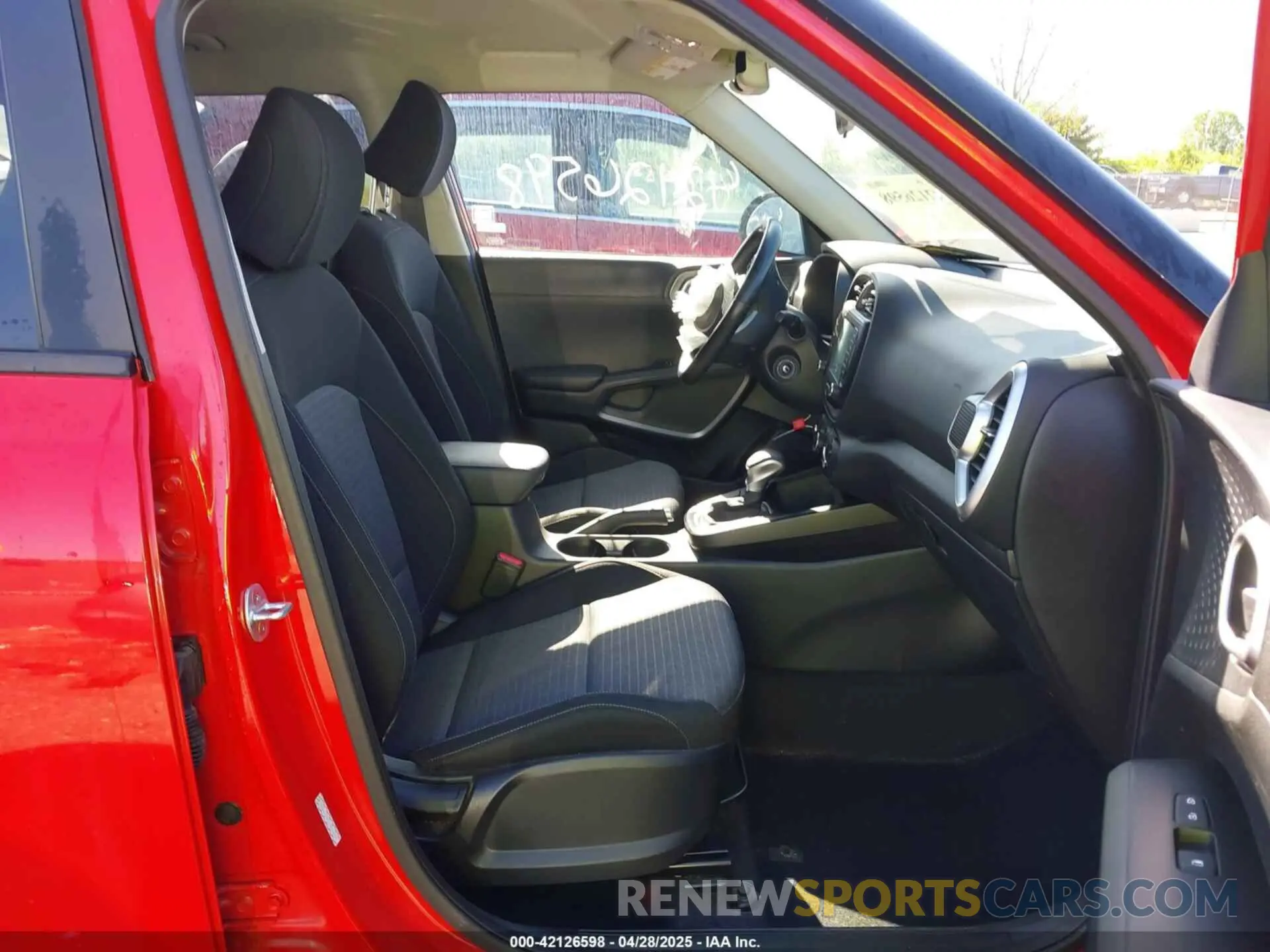 5 Photograph of a damaged car KNDJ63AU1L7016967 KIA SOUL 2020