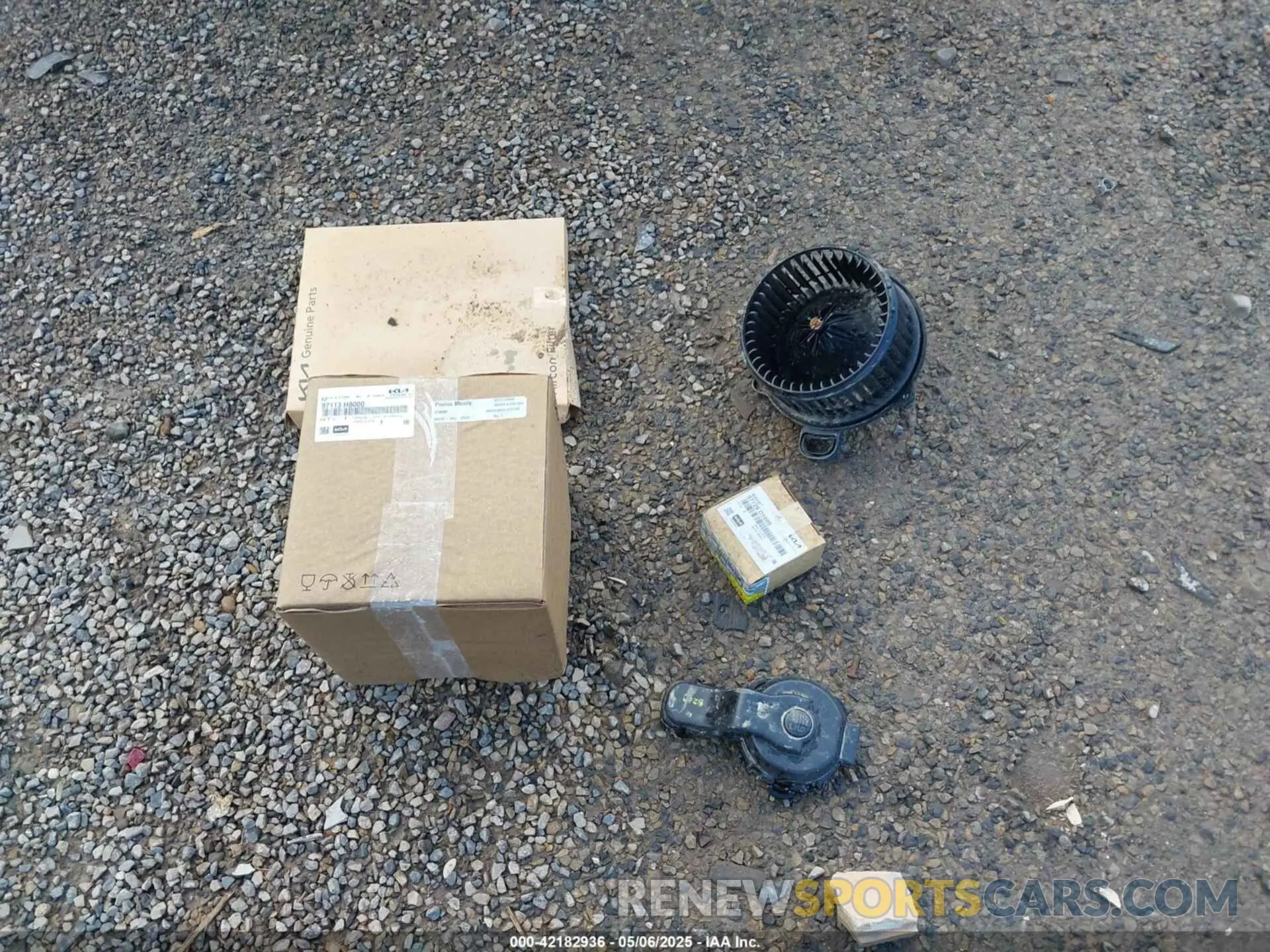 12 Photograph of a damaged car KNDJ63AU2L7121730 KIA SOUL 2020