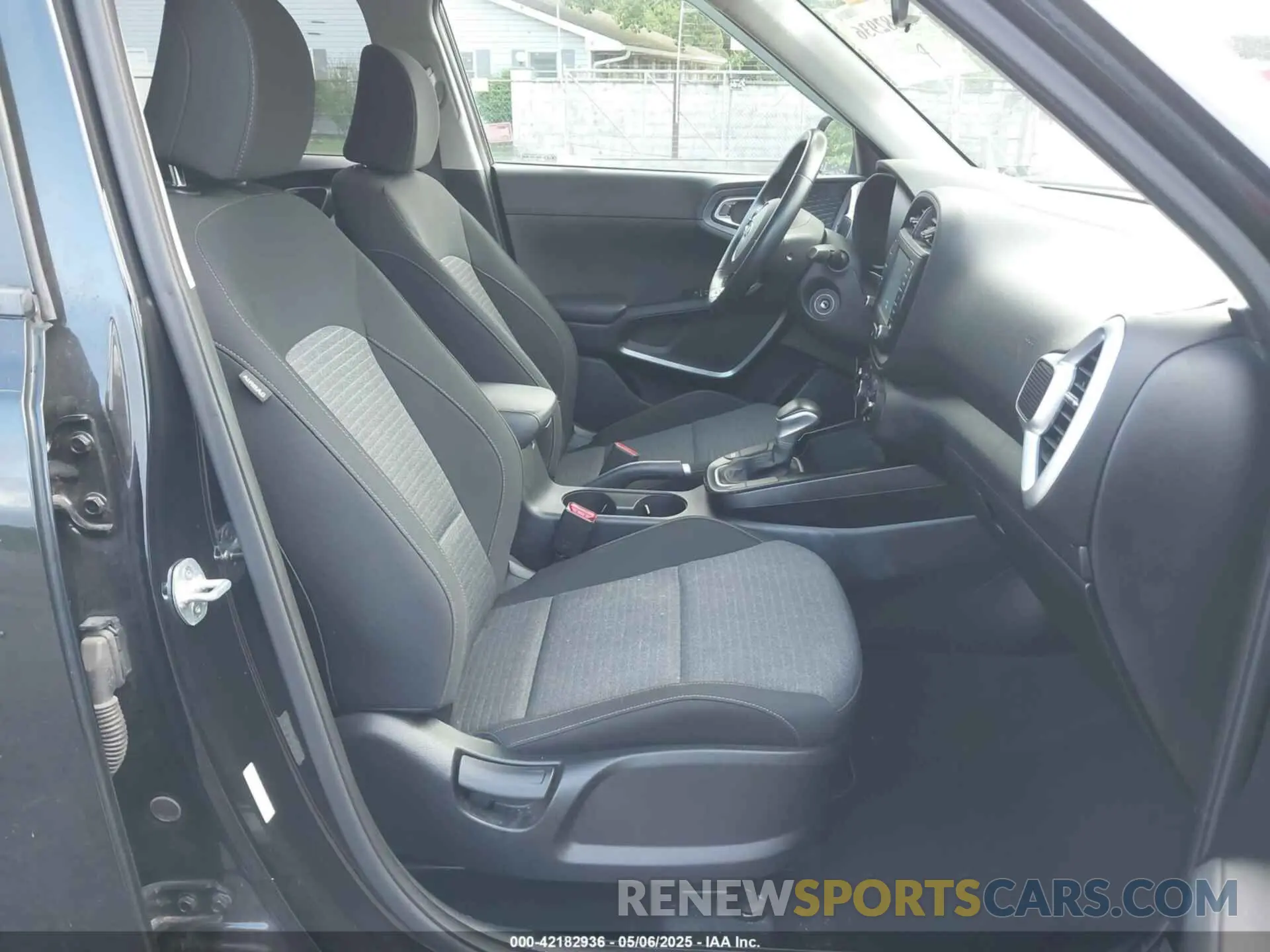 5 Photograph of a damaged car KNDJ63AU2L7121730 KIA SOUL 2020