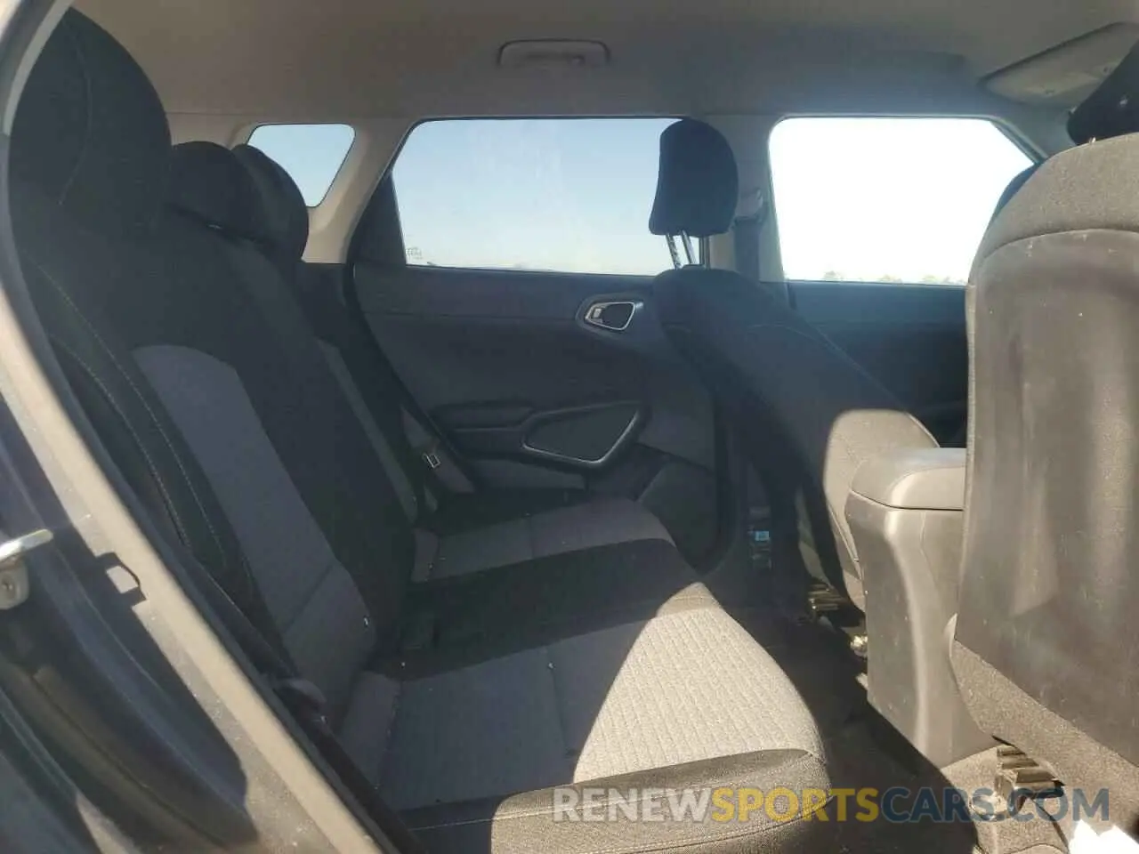 10 Photograph of a damaged car KNDJ63AU3L7096904 KIA SOUL 2020
