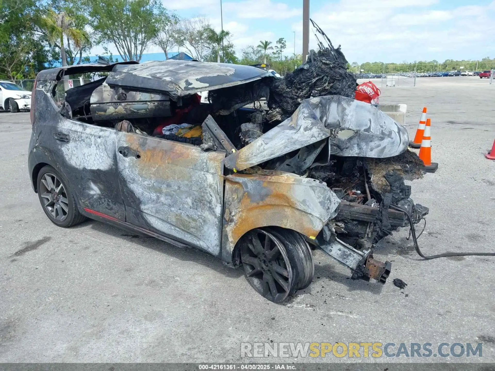1 Photograph of a damaged car KNDJ63AU4L7000830 KIA SOUL 2020