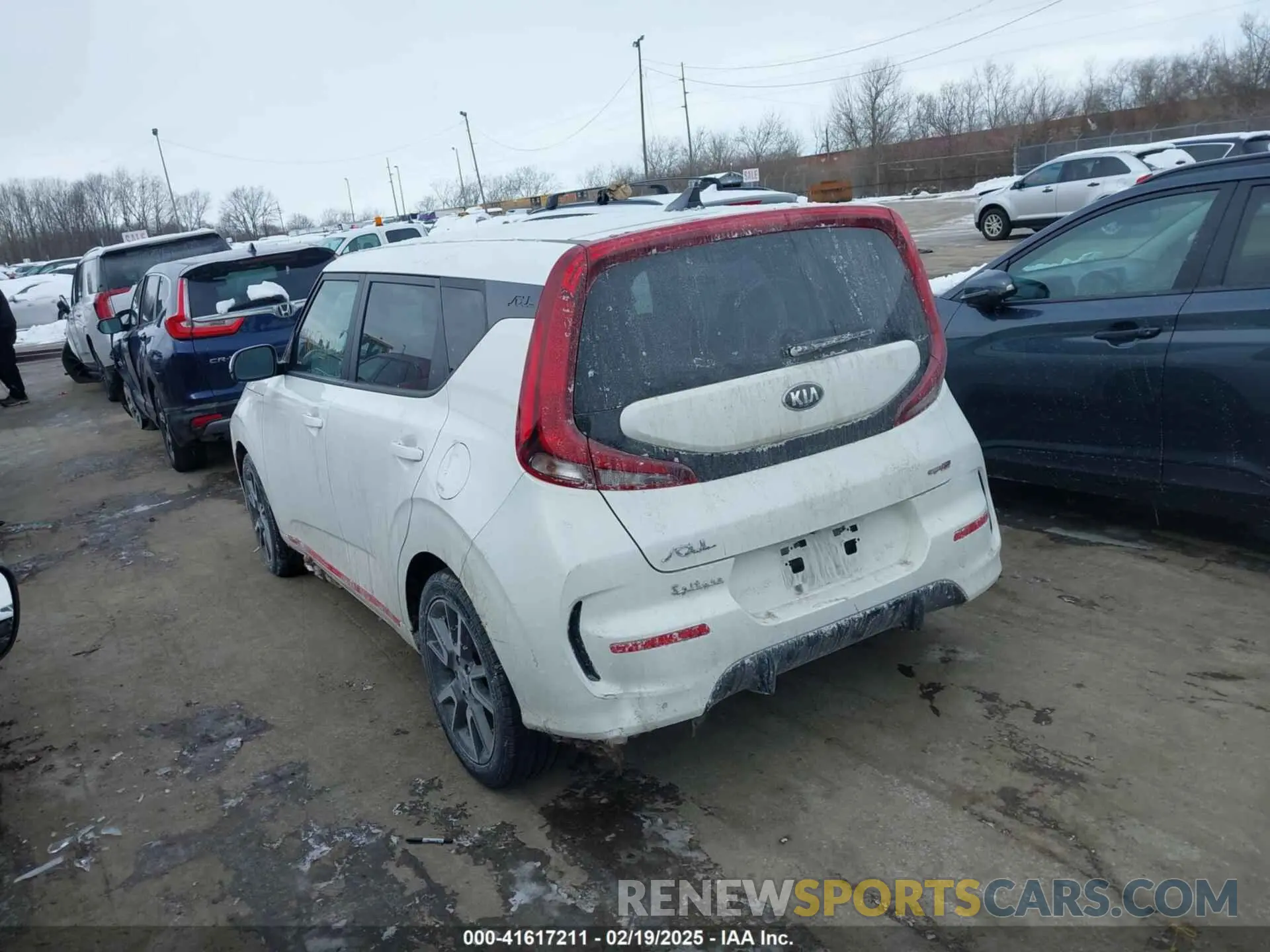 3 Photograph of a damaged car KNDJ63AUXL7008687 KIA SOUL 2020