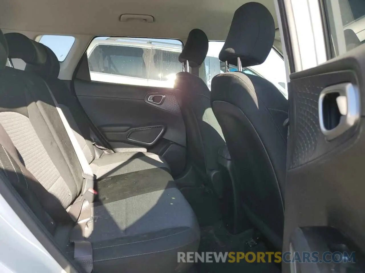 10 Photograph of a damaged car KNDJ23AU2M7746660 KIA SOUL 2021