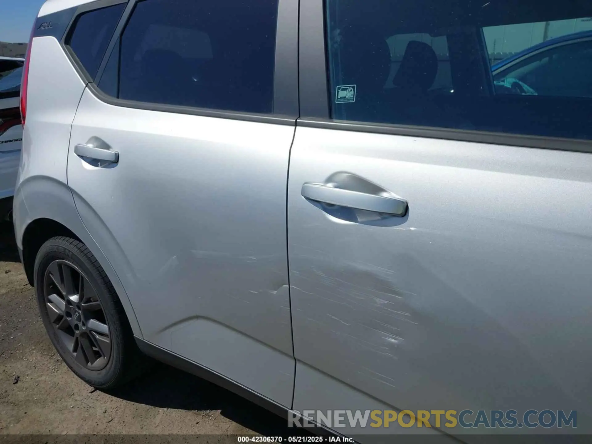 17 Photograph of a damaged car KNDJ23AU6M7793805 KIA SOUL 2021