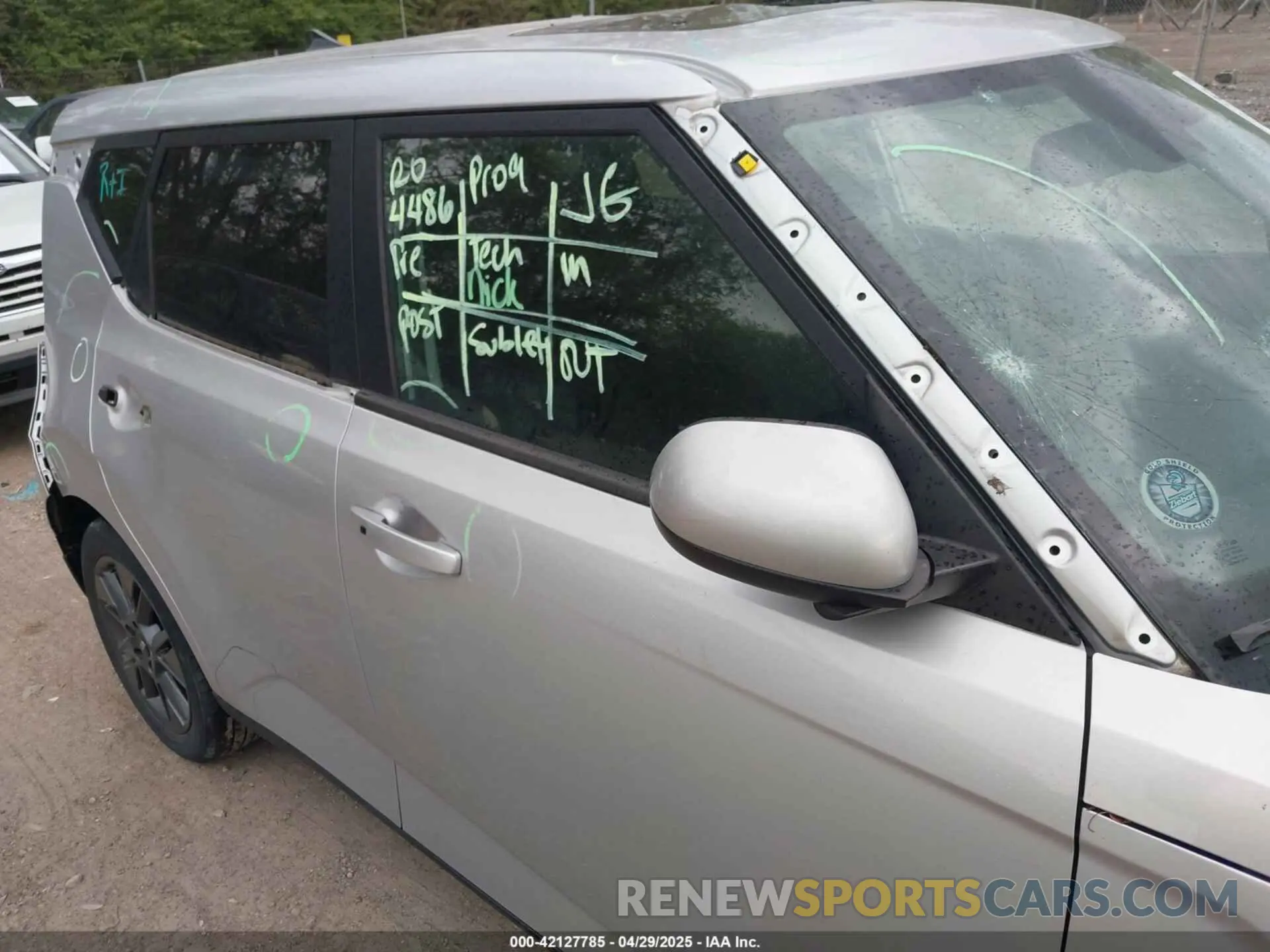 18 Photograph of a damaged car KNDJ33AU1M7756092 KIA SOUL 2021