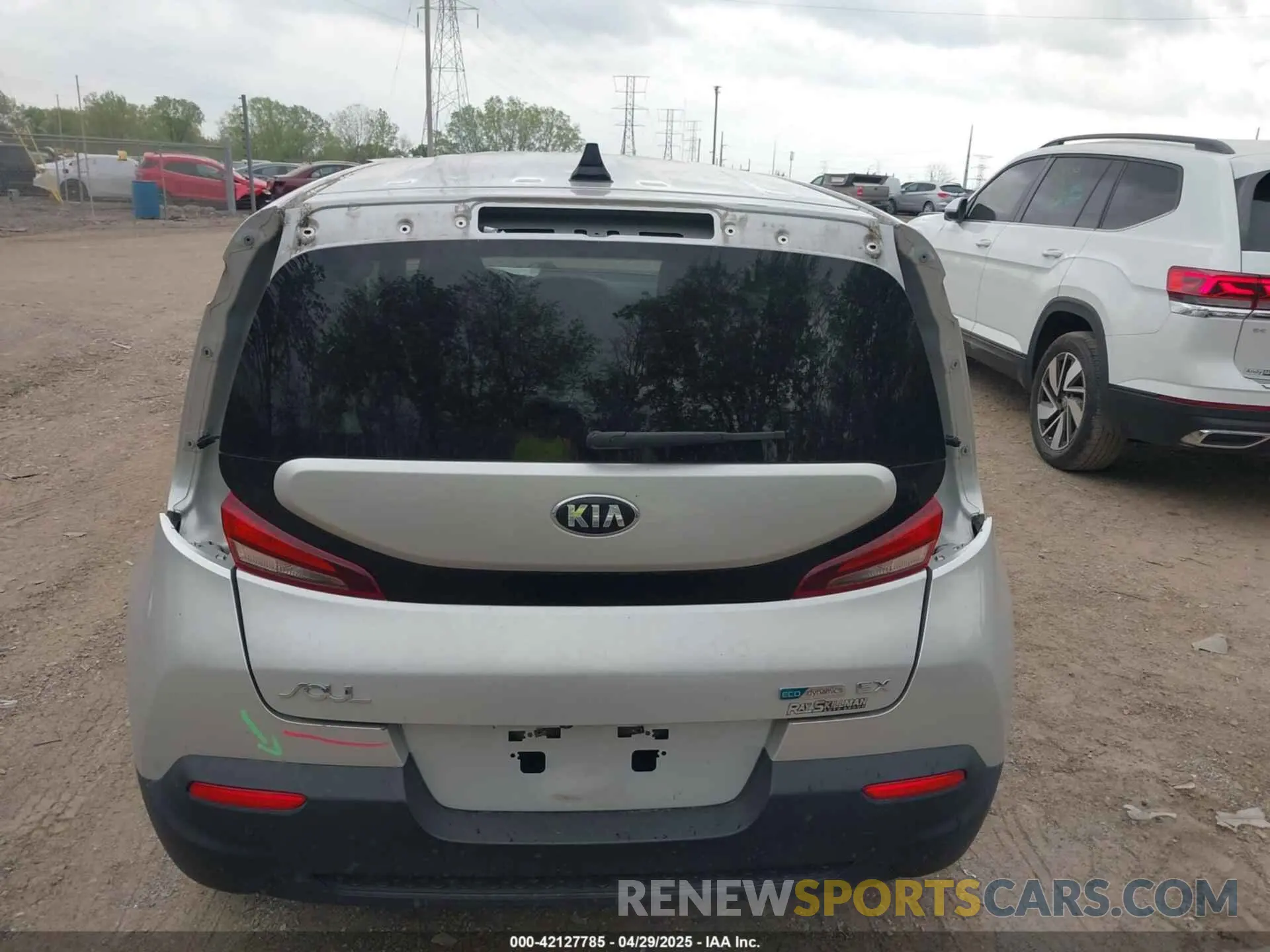 19 Photograph of a damaged car KNDJ33AU1M7756092 KIA SOUL 2021