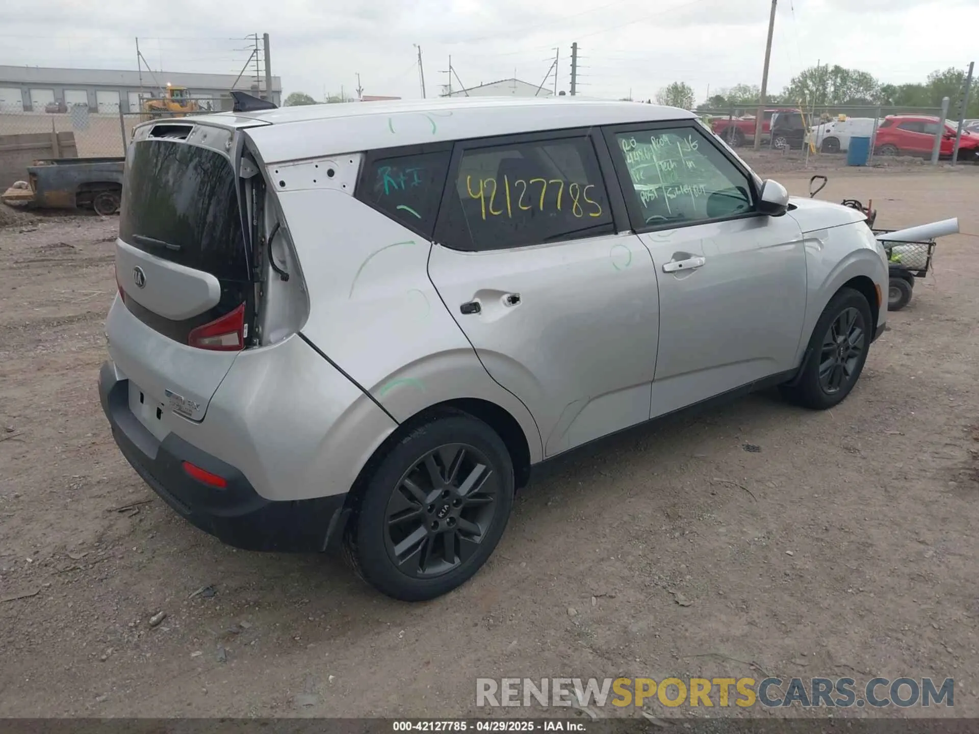 4 Photograph of a damaged car KNDJ33AU1M7756092 KIA SOUL 2021