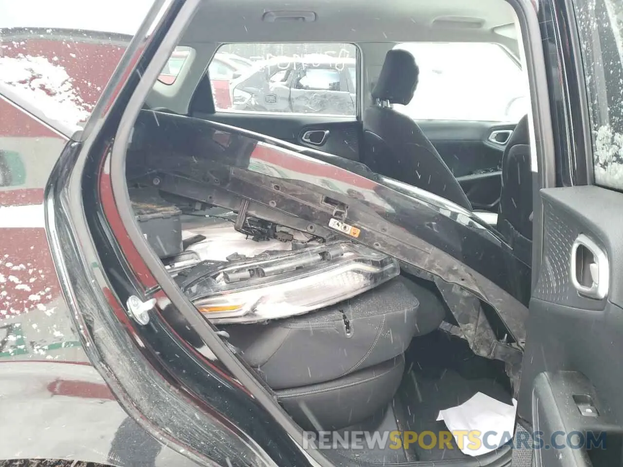 11 Photograph of a damaged car KNDJ33AU4M7140354 KIA SOUL 2021