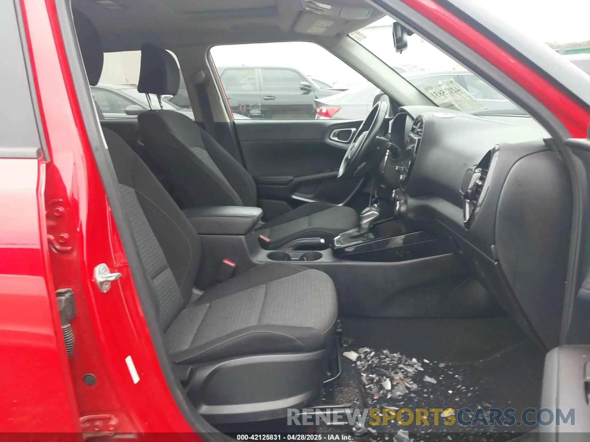 5 Photograph of a damaged car KNDJ33AU9M7140611 KIA SOUL 2021