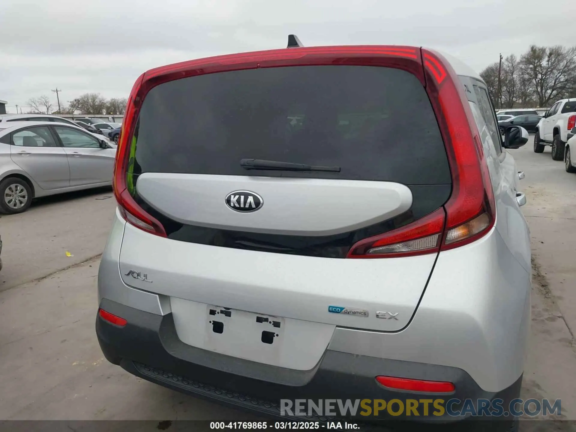 17 Photograph of a damaged car KNDJ33AU9M7779006 KIA SOUL 2021