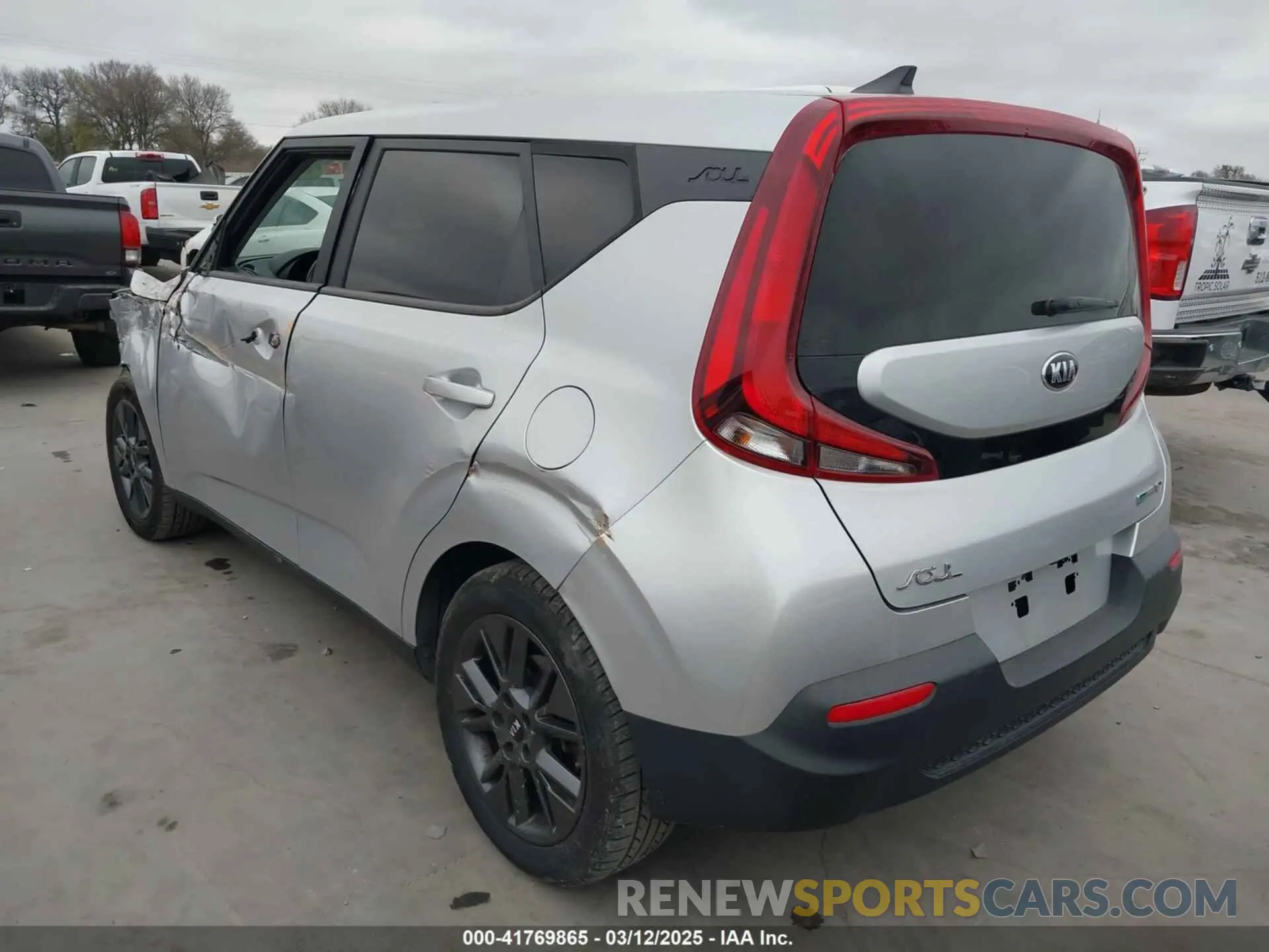3 Photograph of a damaged car KNDJ33AU9M7779006 KIA SOUL 2021