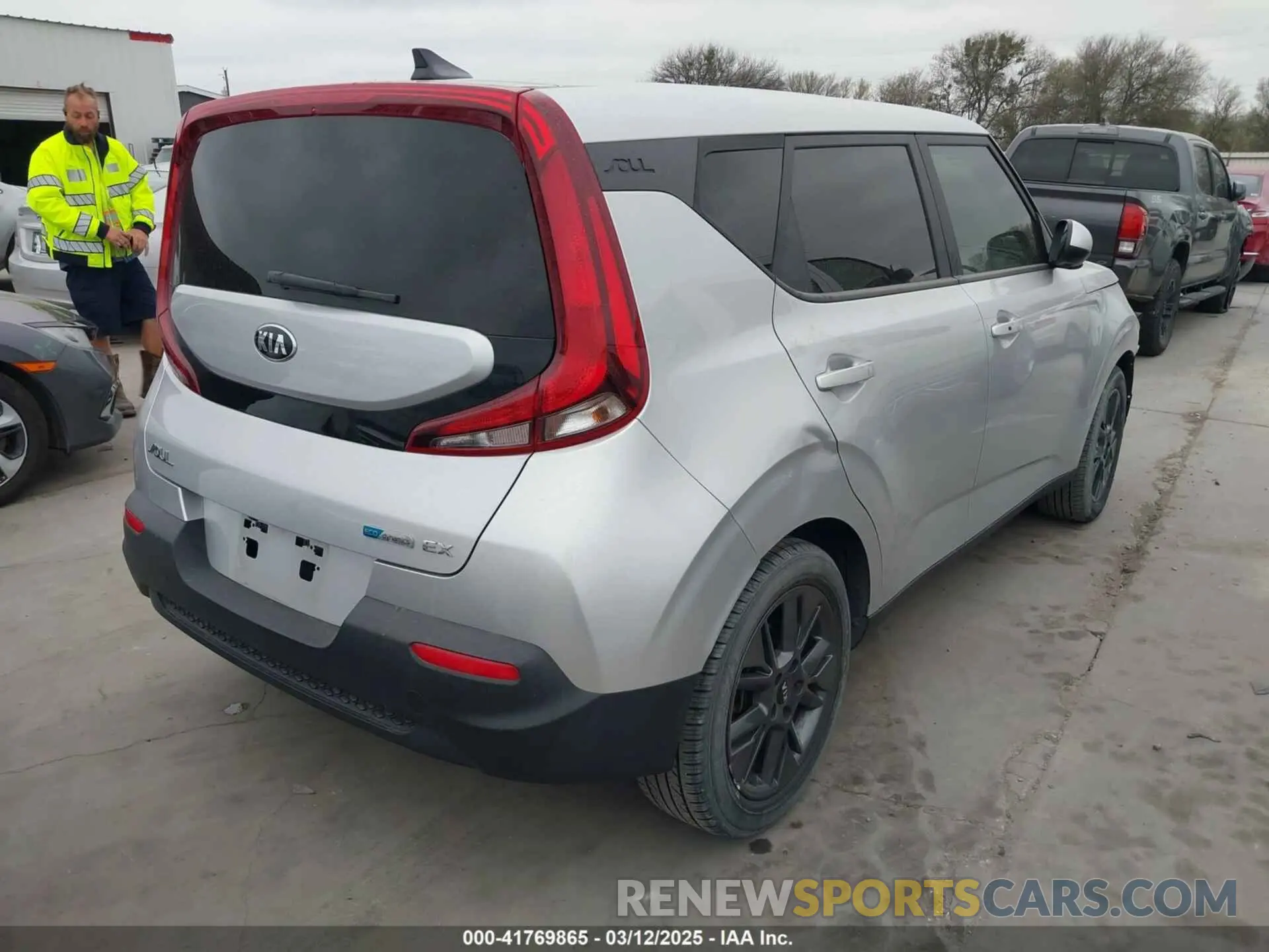 4 Photograph of a damaged car KNDJ33AU9M7779006 KIA SOUL 2021