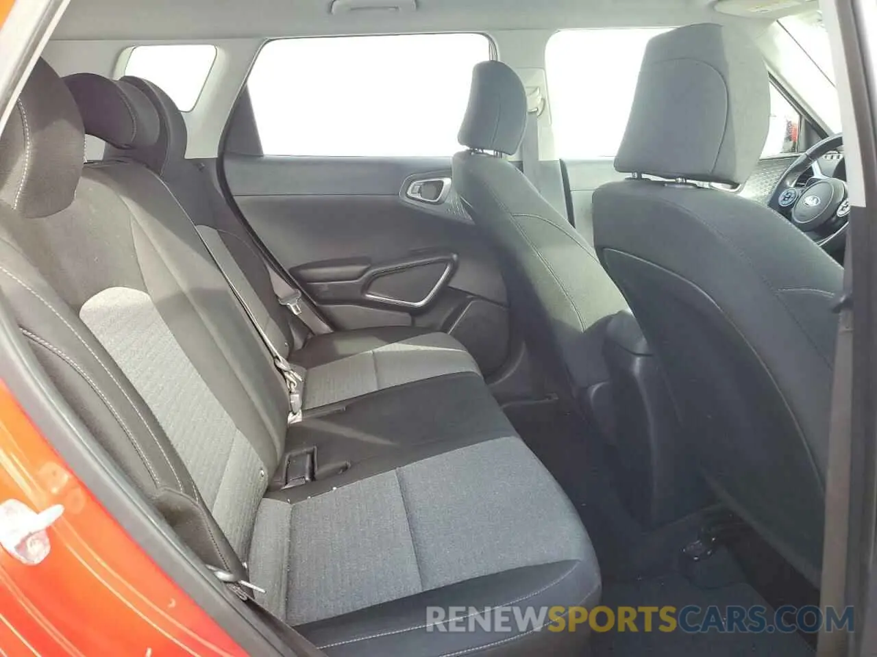 10 Photograph of a damaged car KNDJ63AU0M7126989 KIA SOUL 2021